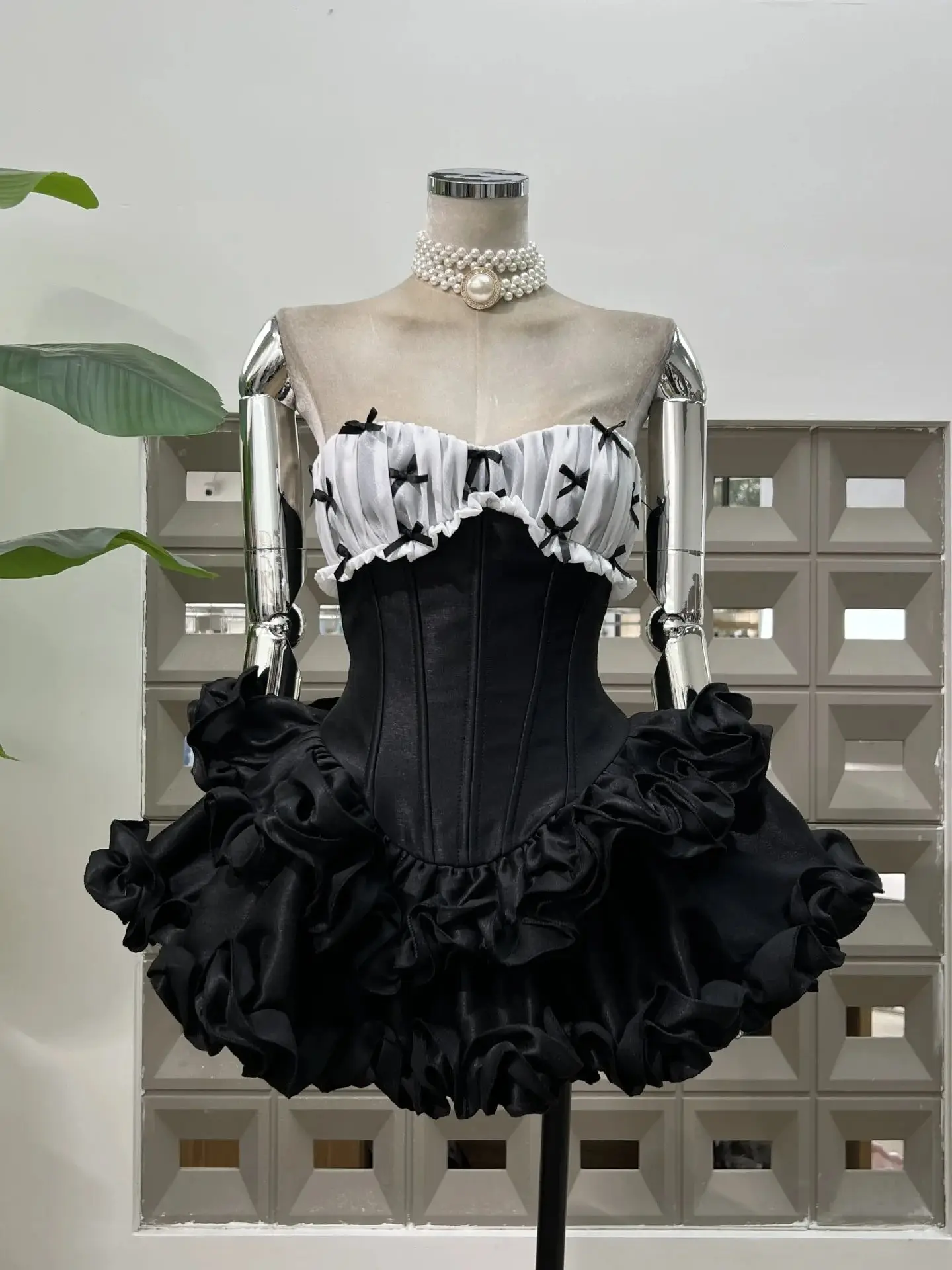 High Quality Sexy Backless Tube Top Tight Mini Dress Y2K Party Ruffled Women's Fashion Outfit Designer Birthday Festival Dresses
High Quality Sexy Backless Tube Top Tight Mini Dress Y2K Party Ruffled Women's Fashion Outfit Designer Birthday Festival Dresses