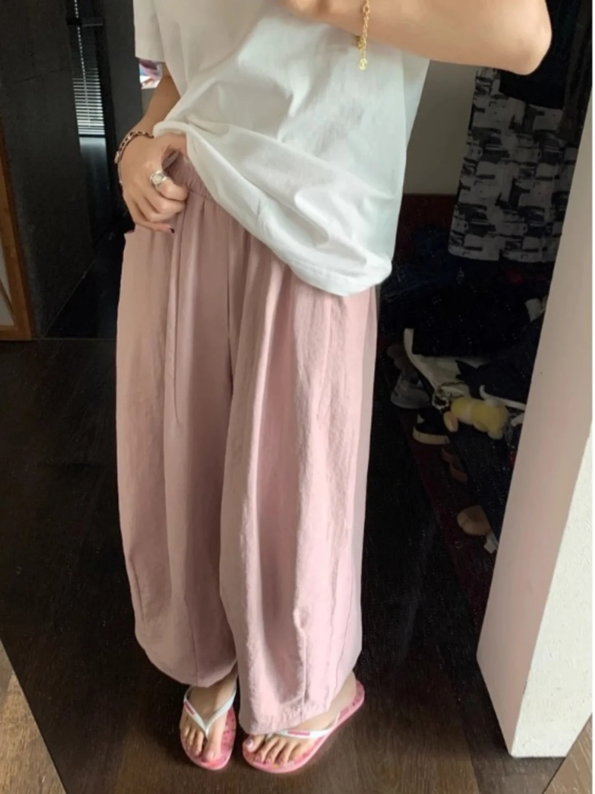 Розовые широкие брюки-палаццо женские, свободные, тонкие, джинсы длиной 7/8, летние, с эластичным поясом, маленькие размеры, повседневные брюки, премиум-качество
Розовые широкие брюки-палаццо женские, свободные, тонкие, джинсы длиной 7/8, летние, с эластичным поясом, маленькие размеры, повседневные брюки, премиум-качество