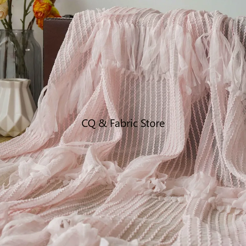 Дышащая шифоновая ткань с кисточками — подходит для свадебных и вечерних платьев, летней одежды по метрам.
Дышащая шифоновая ткань с кисточками — подходит для свадебных и вечерних платьев, летней одежды по метрам.