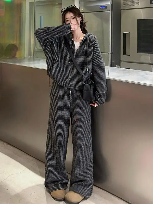 Spring Autumn New Design Zipper Hooded Jacket Loose Straight Leg Pants Soft Cozy Striped Set Women Casual Comfortable Outfit
Spring Autumn New Design Zipper Hooded Jacket Loose Straight Leg Pants Soft Cozy Striped Set Women Casual Comfortable Outfit