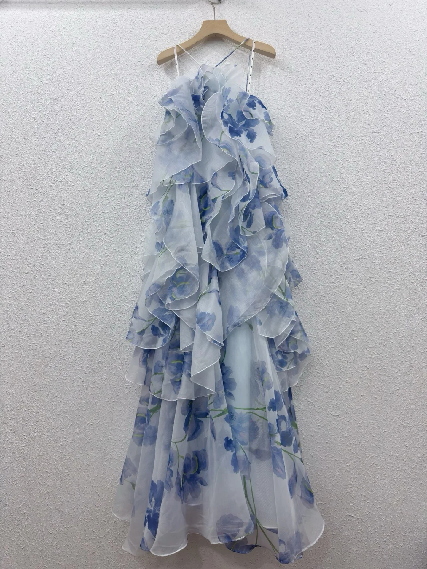 Vintage Blue Floral Print Chiffon Maxi Dress Women Halter Neck 3D Flower Tiered Ruffle Flowy Formal Party Dress Beach Style Chic
Vintage Blue Floral Print Chiffon Maxi Dress Women Halter Neck 3D Flower Tiered Ruffle Flowy Formal Party Dress Beach Style Chic
