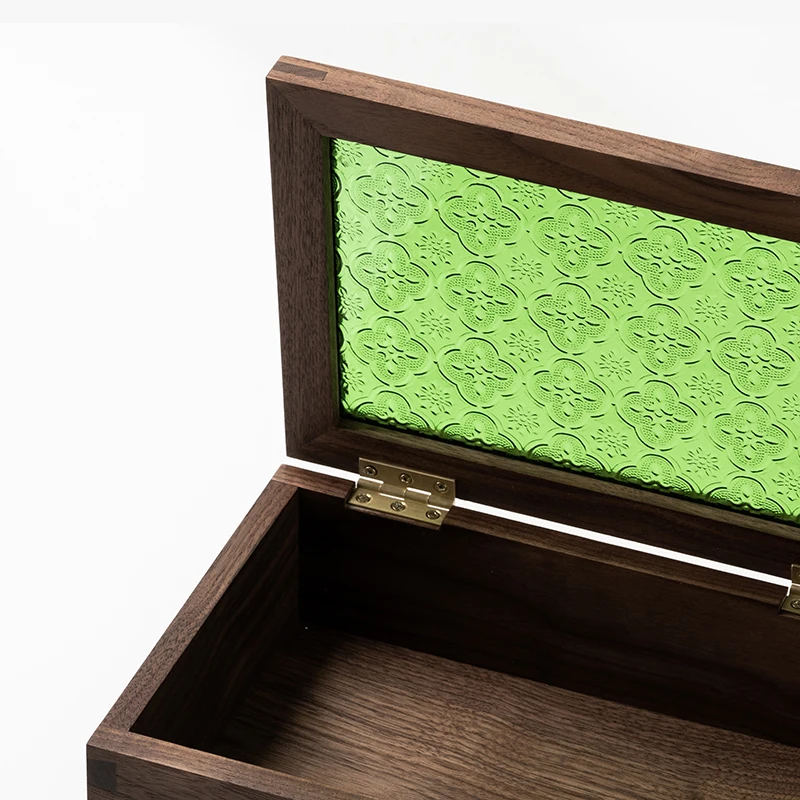 Black walnut storage box, green retro embossed begonia glass cover, clamshell dovetail wood box, storage box.
Black walnut storage box, green retro embossed begonia glass cover, clamshell dovetail wood box, storage box.