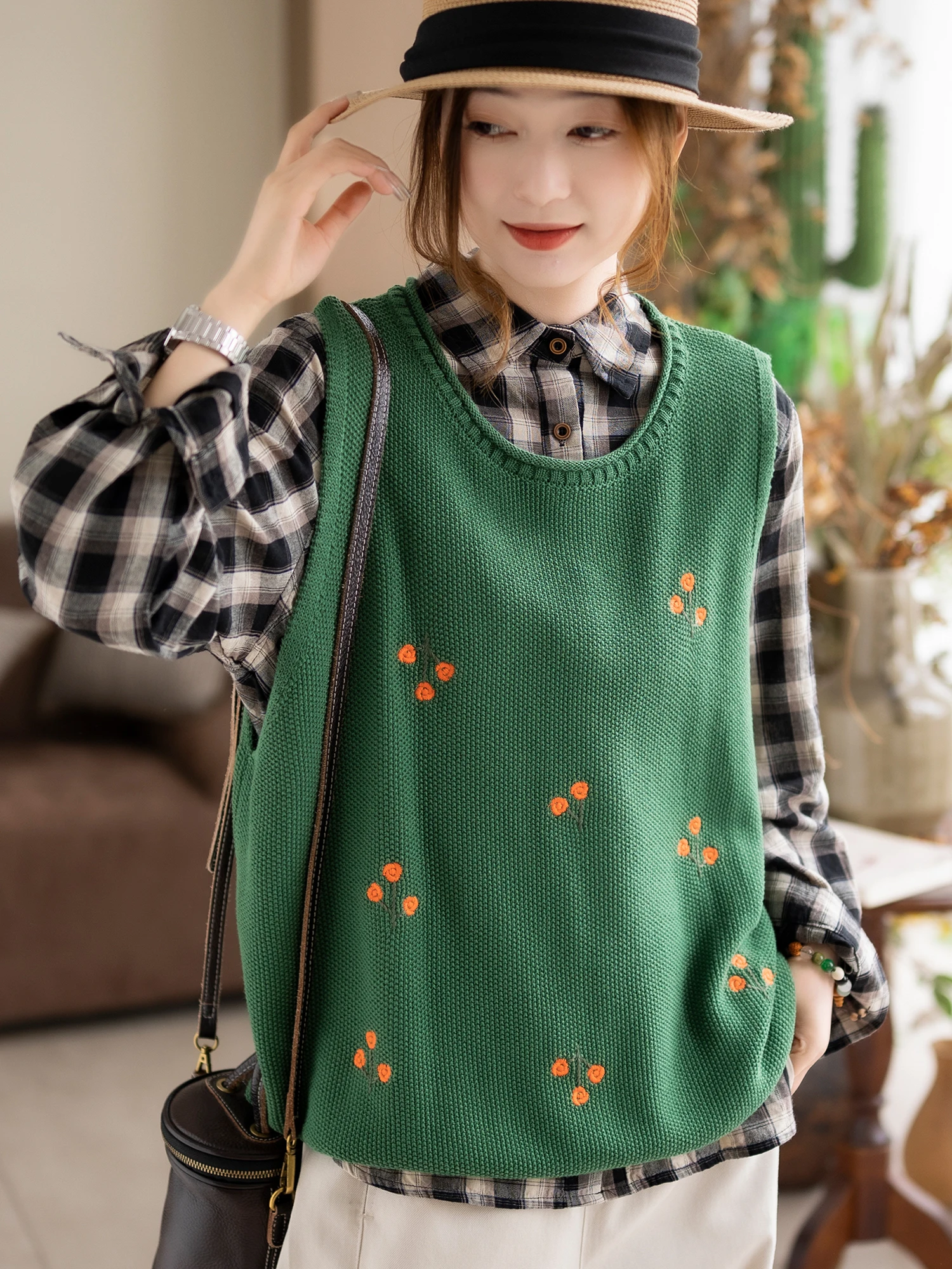 Свободный хлопковый вязаный топ с вышивкой цветов, женский жилет с круглым вырезом, художественный дизайн, с подплечниками, для многослойных образов
Свободный хлопковый вязаный топ с вышивкой цветов, женский жилет с круглым вырезом, художественный дизайн, с подплечниками, для многослойных образов