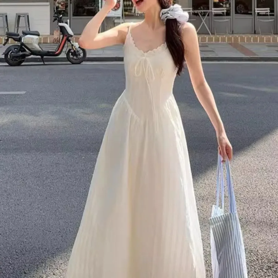 【New style】French gentle style lace v-neck white suspender dress for women with waist waist temperament seaside vacation A-line
【New style】French gentle style lace v-neck white suspender dress for women with waist waist temperament seaside vacation A-line