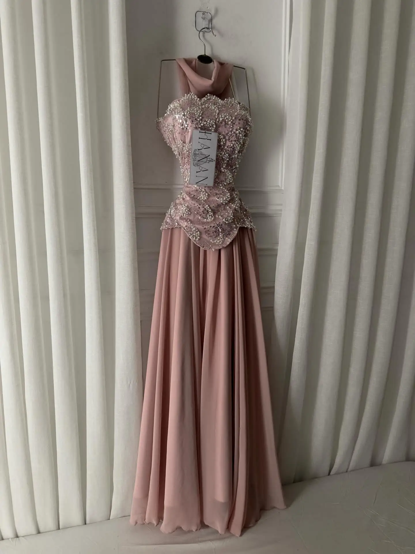 Customized Dusty Pink Strapless Evening Dress Prom Gown Pearl Beaded Chiffon Maxi Formal Party Dress With Scarf
Customized Dusty Pink Strapless Evening Dress Prom Gown Pearl Beaded Chiffon Maxi Formal Party Dress With Scarf