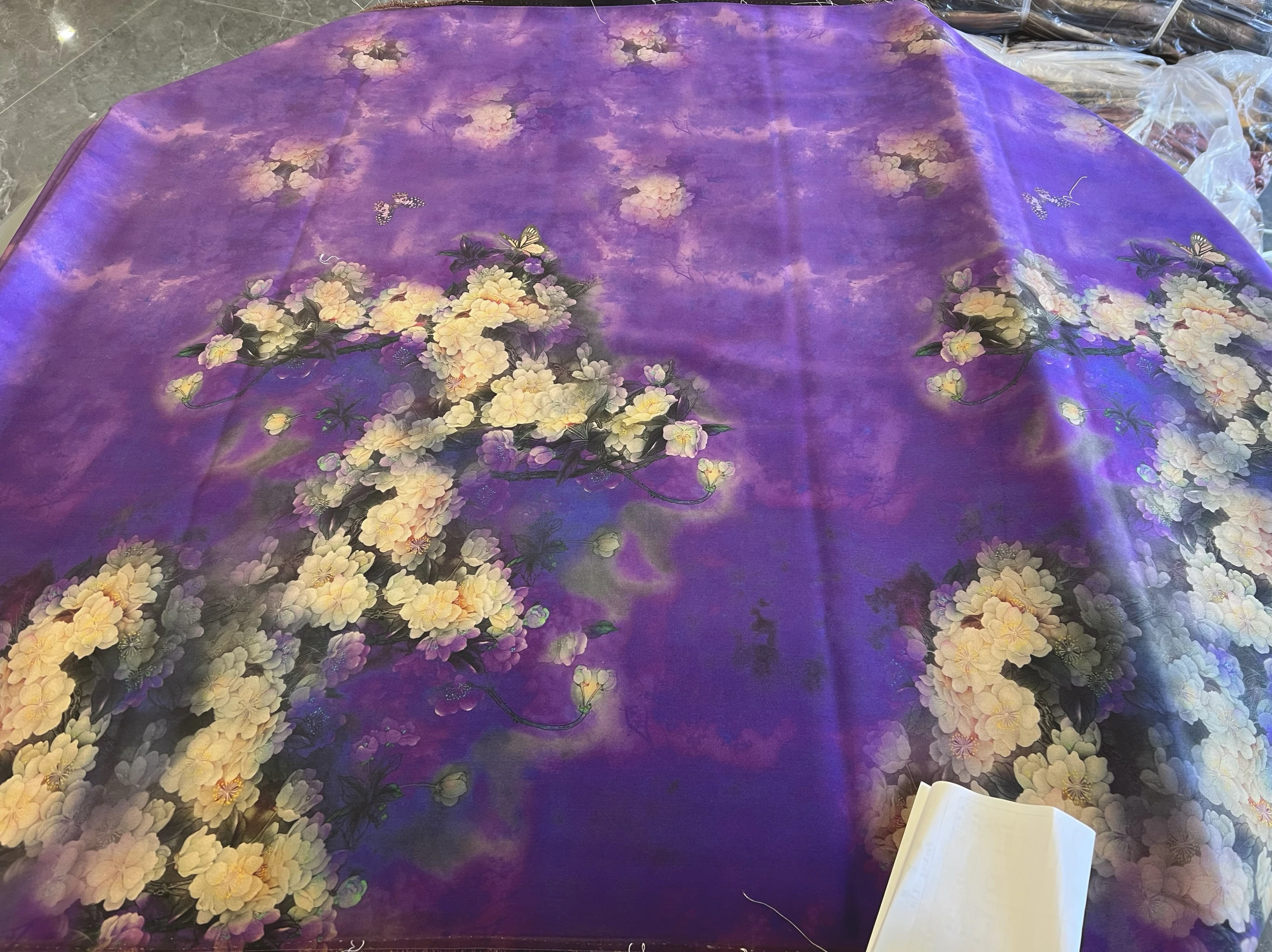 High Quality High-Grade Real Silk Fabric Cloth Front Spray Fragrant Cloud Yarn Dress Cheongsam
High Quality High-Grade Real Silk Fabric Cloth Front Spray Fragrant Cloud Yarn Dress Cheongsam