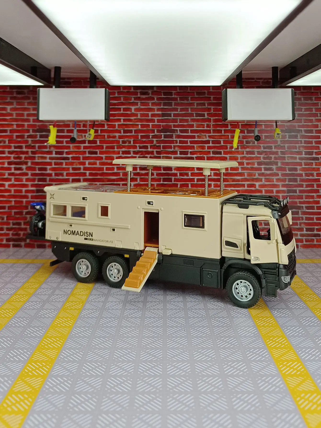 1:32 Truck navigator alloy off-road vehicle model car ornaments touring car children's toys with rich details fine workmanship 
1:32 Truck navigator alloy off-road vehicle model car ornaments touring car children's toys with rich details fine workmanship