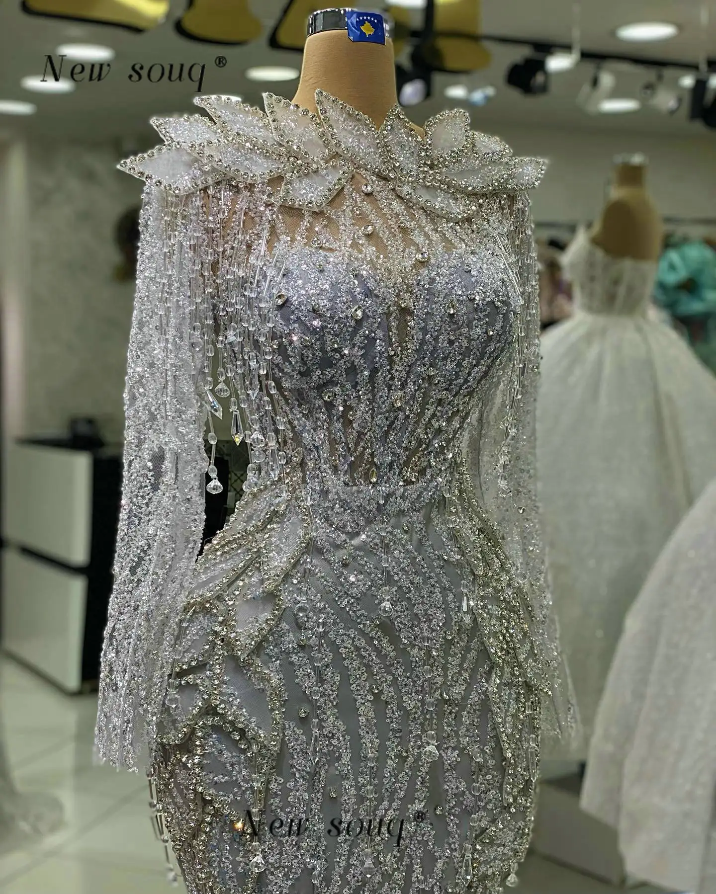 Dubai Glitter Silver Long Sleeves Evening Dresses Arabic Crystals Leaf Design Formal Prom Party Gowns 2023 for Women Weddings
Dubai Glitter Silver Long Sleeves Evening Dresses Arabic Crystals Leaf Design Formal Prom Party Gowns 2023 for Women Weddings