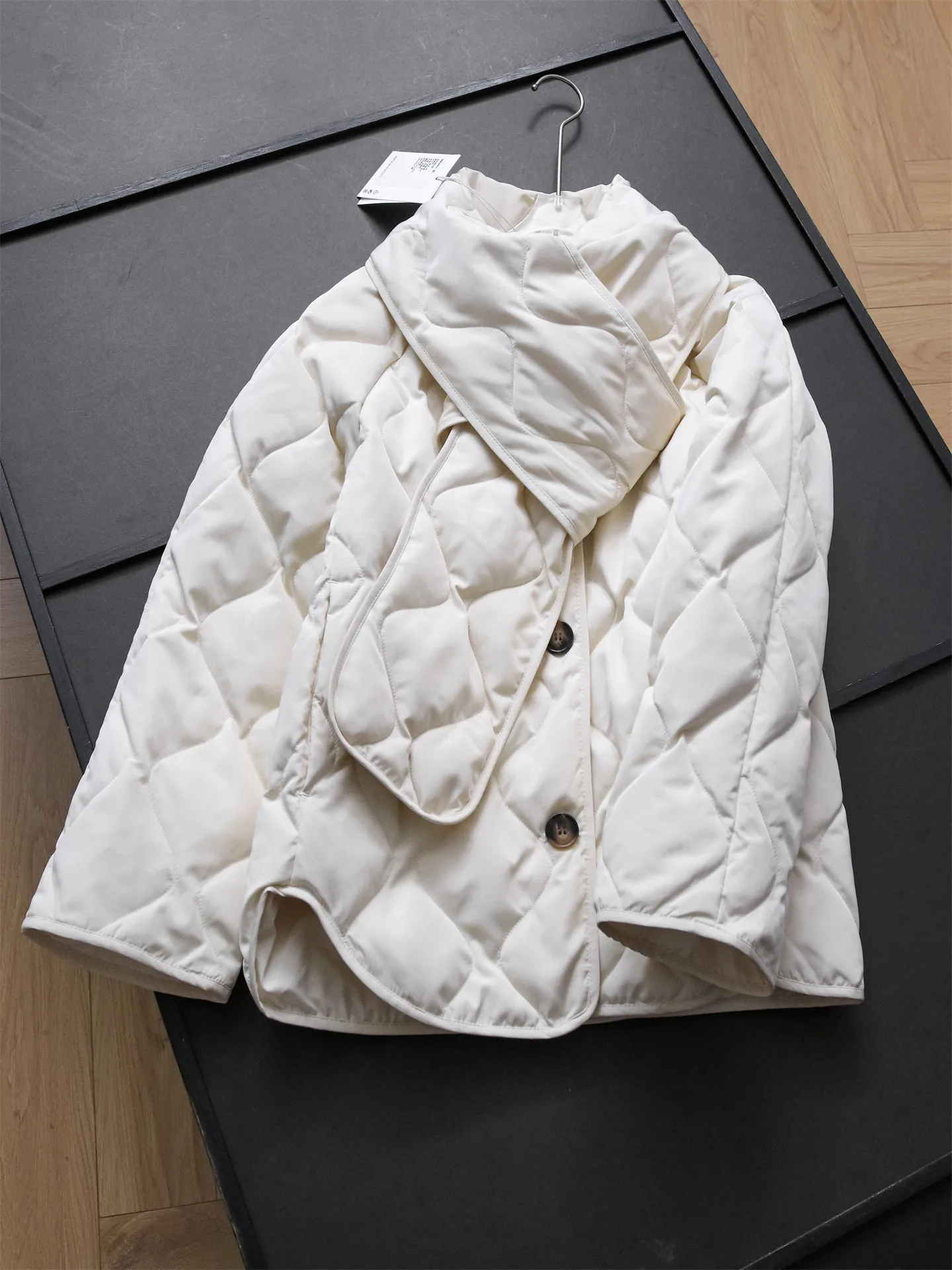 Elegant Oversized Long Sleeve Women's down Jacket Quilted Scarf Style 2025 Winter New Arrival Warm Simple Commute Style
Elegant Oversized Long Sleeve Women's down Jacket Quilted Scarf Style 2025 Winter New Arrival Warm Simple Commute Style