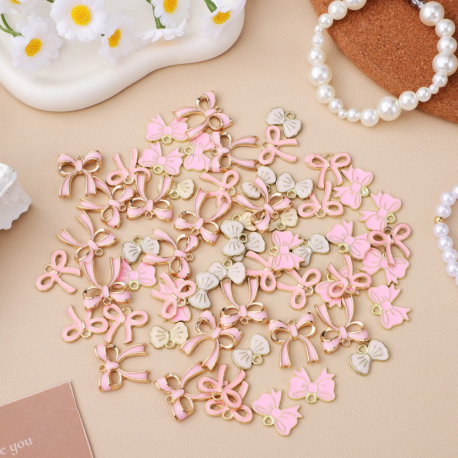 Набор из 60 металлических подвесок-бантиков для изготовления украшений: серег, браслетов, ожерелий. Оптовые аксессуары для рукоделия и ювелирных изделий.
Набор из 60 металлических подвесок-бантиков для изготовления украшений: серег, браслетов, ожерелий. Оптовые аксессуары для рукоделия и ювелирных изделий.