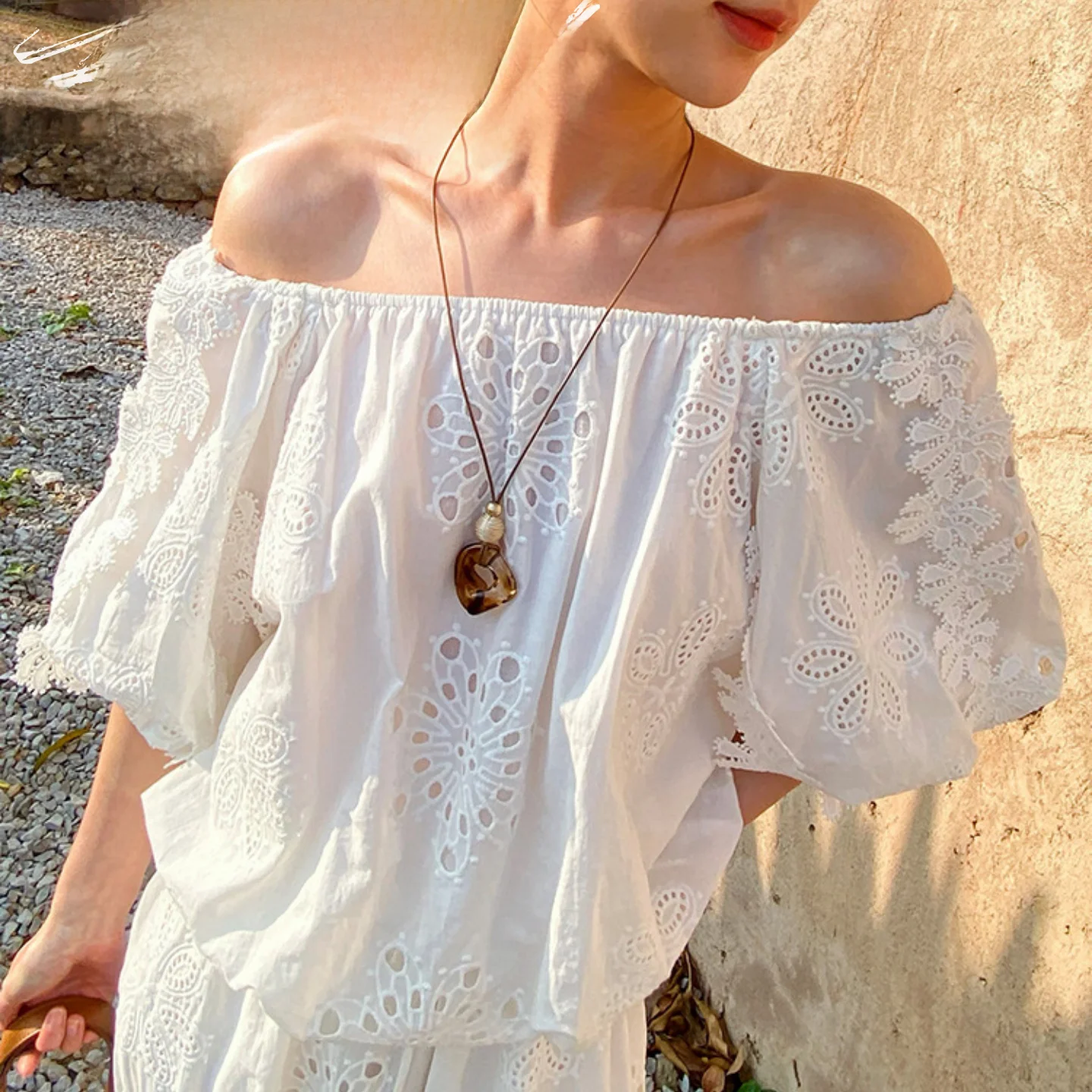 French Style Embroidered Hollow out Shoulder Romantic Little Shirt Women's Sleeveless Top Breathable Cotton Summer Fashion
French Style Embroidered Hollow out Shoulder Romantic Little Shirt Women's Sleeveless Top Breathable Cotton Summer Fashion