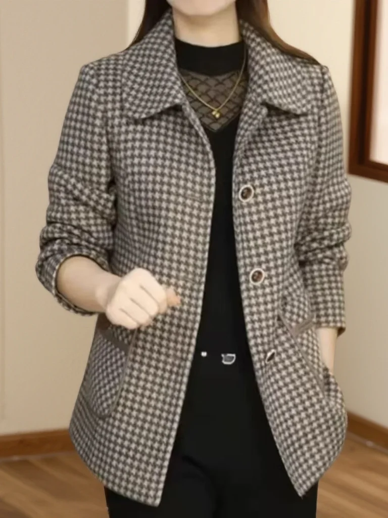 Elegant Plaid Coat Ladies 2026 Spring Autumn Style Middle-Aged Slim Short Top Polyester Fiber Ladies Fashion Outerwear
Elegant Plaid Coat Ladies 2026 Spring Autumn Style Middle-Aged Slim Short Top Polyester Fiber Ladies Fashion Outerwear