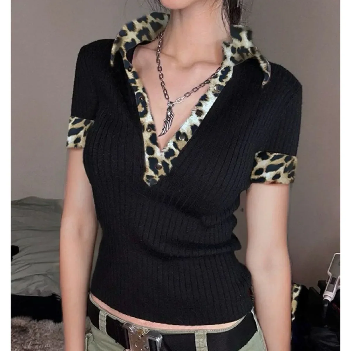 Black Ribbed Knit Polo Shirt with Leopard Print Collar and Cuffs Short Sleeve Slim Fit Women Top Summer Casual
Black Ribbed Knit Polo Shirt with Leopard Print Collar and Cuffs Short Sleeve Slim Fit Women Top Summer Casual