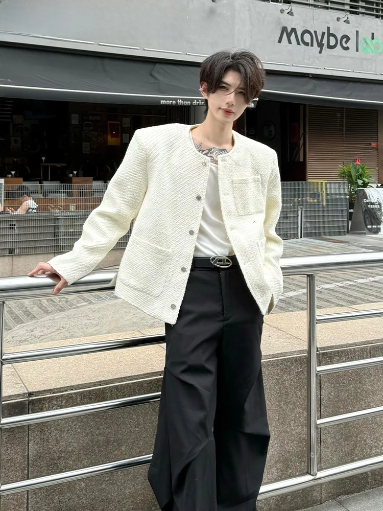 White Short Quilted Jacket Men's Spring Autumn High Fashion Shoulder Pad American Style No Collar Model Wear Casual Outerwear
White Short Quilted Jacket Men's Spring Autumn High Fashion Shoulder Pad American Style No Collar Model Wear Casual Outerwear