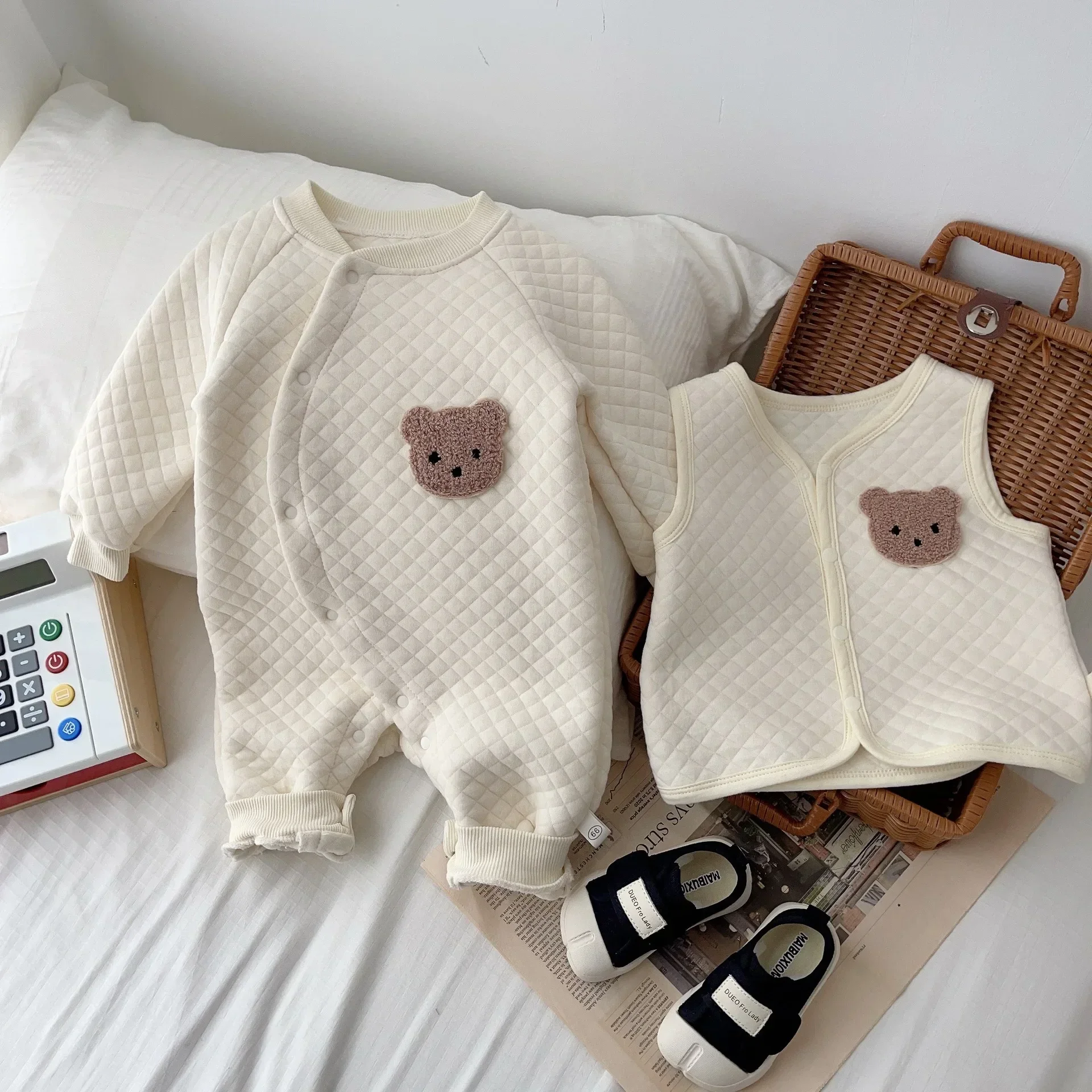 Cotton Cute Cartoon White Button Long Sleeve Baby Rompers Plaid Autumn Winter Irregular Breathable Newborn Infant Kids Jumpsuit
Cotton Cute Cartoon White Button Long Sleeve Baby Rompers Plaid Autumn Winter Irregular Breathable Newborn Infant Kids Jumpsuit