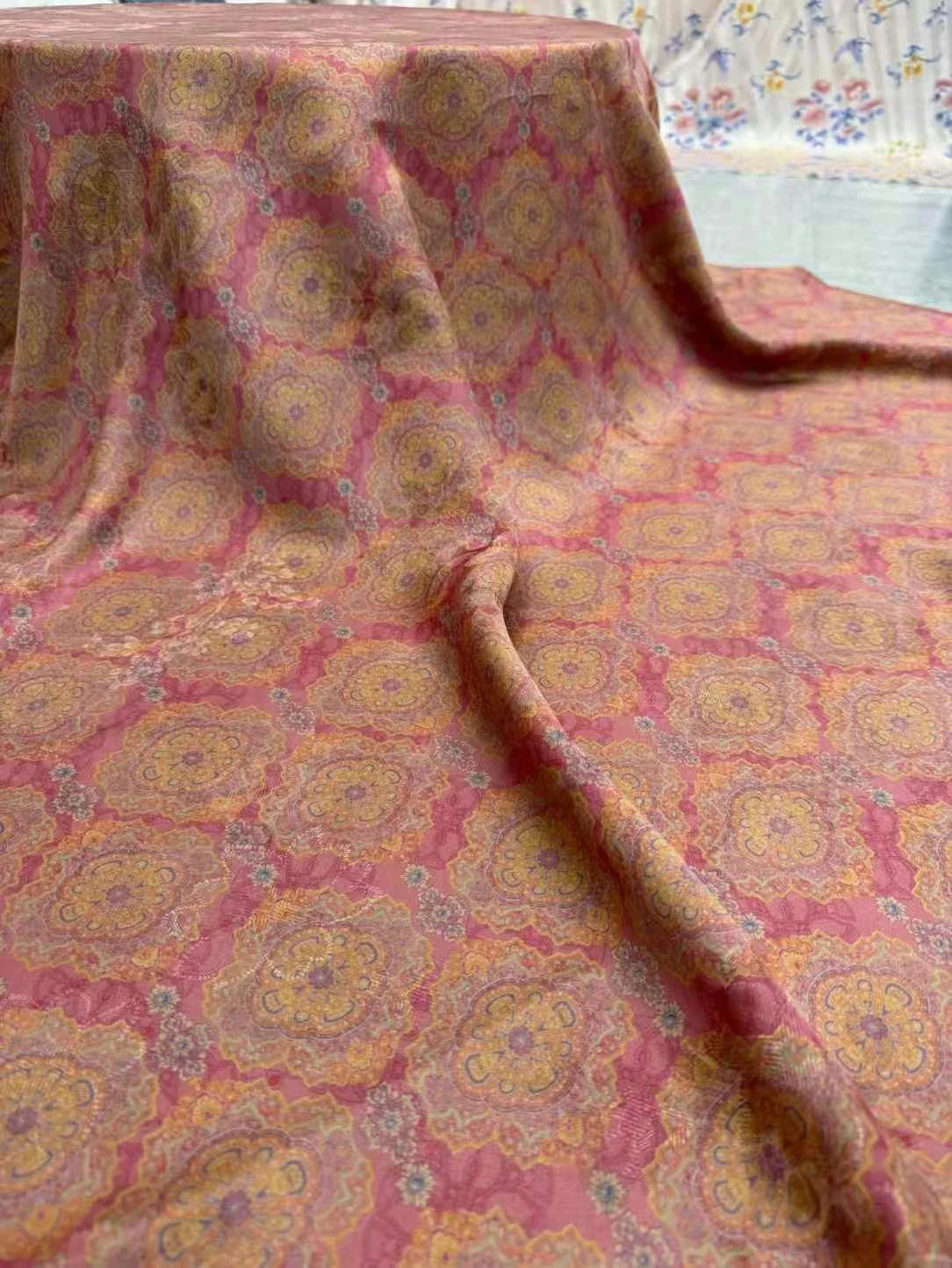 New Pink Peony through Hole Flower Basket Red Cloud Silk Fabric Qipao Dress Shirt Material Chinese Style Home Sponge Pad
New Pink Peony through Hole Flower Basket Red Cloud Silk Fabric Qipao Dress Shirt Material Chinese Style Home Sponge Pad