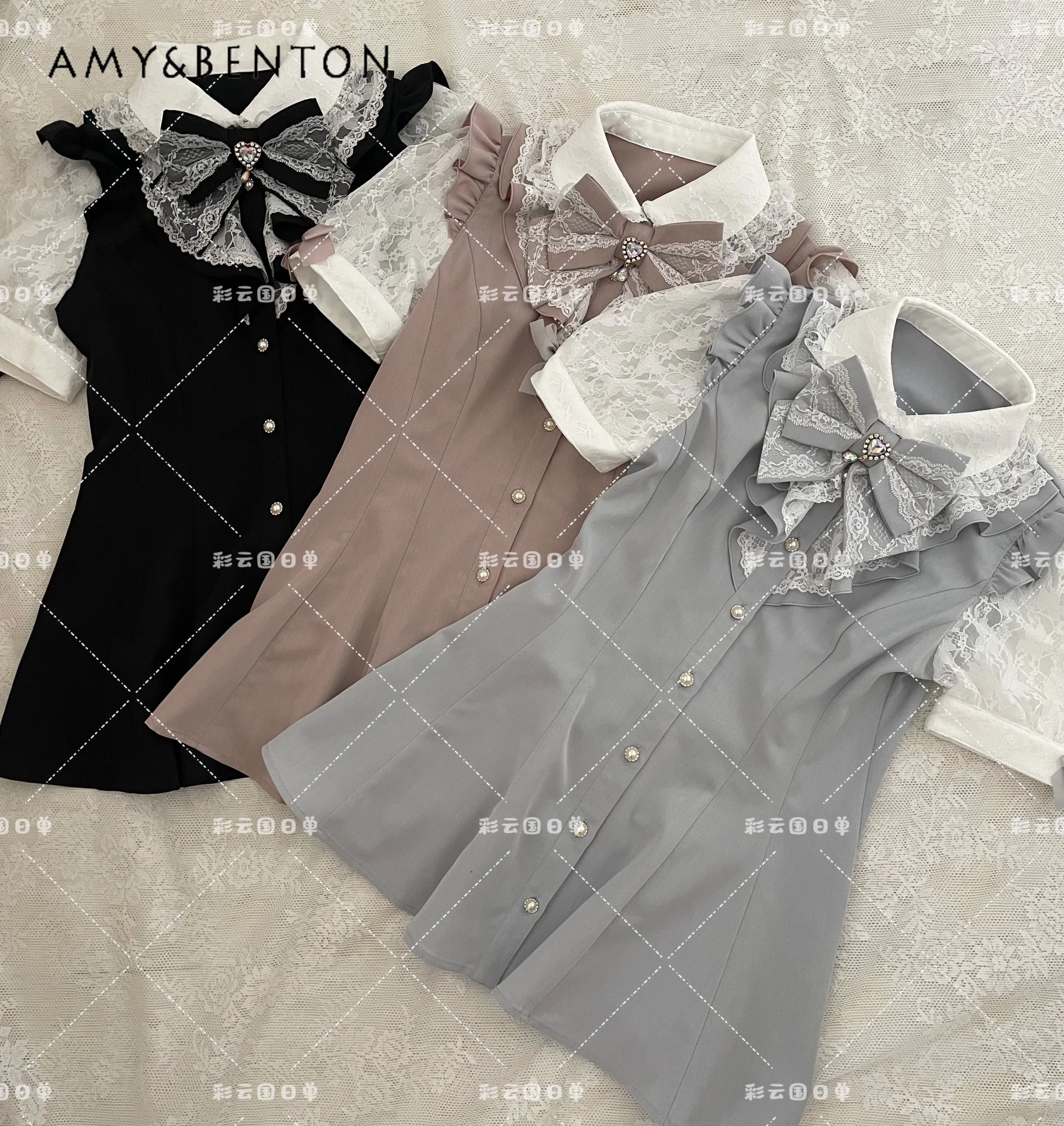 SC Set 2025 Summer New Sweet Girl Love Bow Double-layer Lace Short-sleeved Dress Shorts Two Piece Set Mine Mass-produced Outfits
SC Set 2025 Summer New Sweet Girl Love Bow Double-layer Lace Short-sleeved Dress Shorts Two Piece Set Mine Mass-produced Outfits