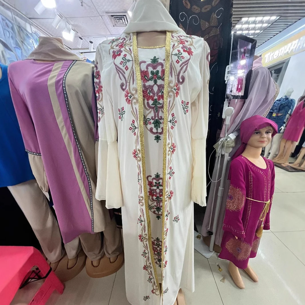 New Middle Eastern Arab Ethnic Clothing Women's High Quality Fabric Muslim Robe Embroidered Long Sleeve Dress
New Middle Eastern Arab Ethnic Clothing Women's High Quality Fabric Muslim Robe Embroidered Long Sleeve Dress