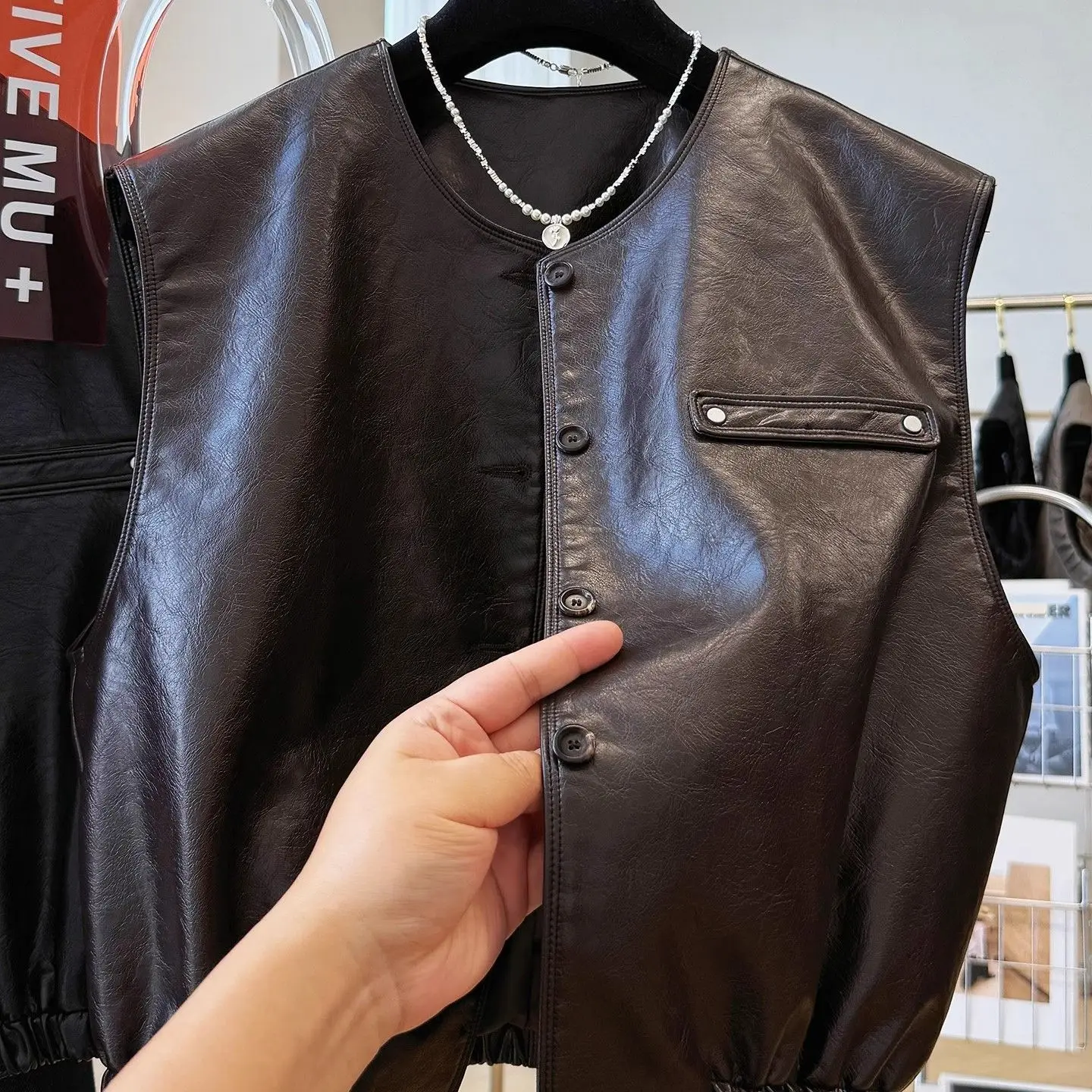 Короткий жилет из искусственной кожи в стиле ретро, женский осенне-зимний 2021, новый модный мотоциклетный топ без рукавов с круглым вырезом
Короткий жилет из искусственной кожи в стиле ретро, женский осенне-зимний 2021, новый модный мотоциклетный топ без рукавов с круглым вырезом