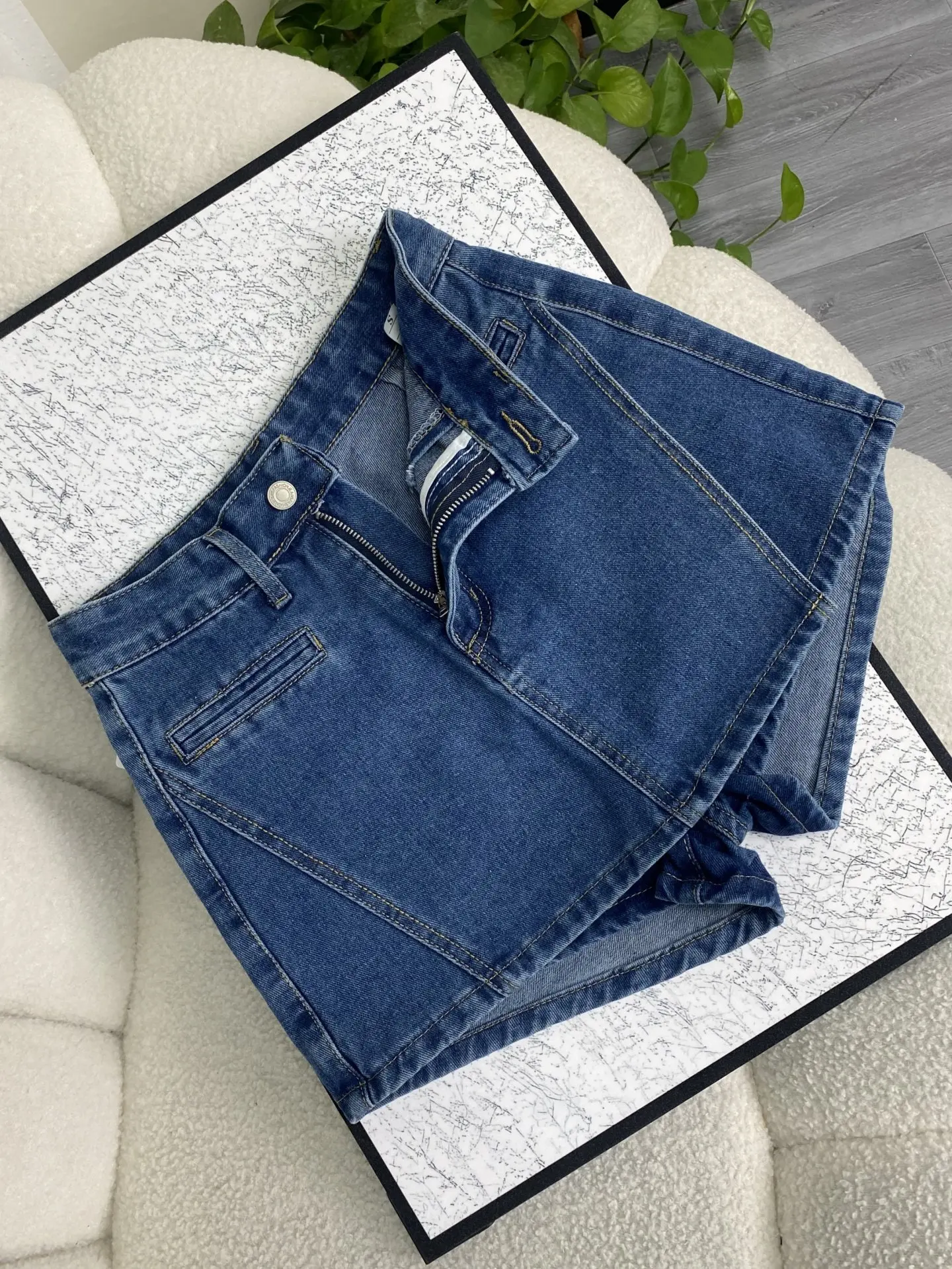 Женские темно-синие мини-джинсовые шорты, юбка, винтажные шорты с микро-джинсами 2000-х годов Y2k Gyaru, популярные ковбойские брюки, шорты, одежда, лето 2026
Женские темно-синие мини-джинсовые шорты, юбка, винтажные шорты с микро-джинсами 2000-х годов Y2k Gyaru, популярные ковбойские брюки, шорты, одежда, лето 2026