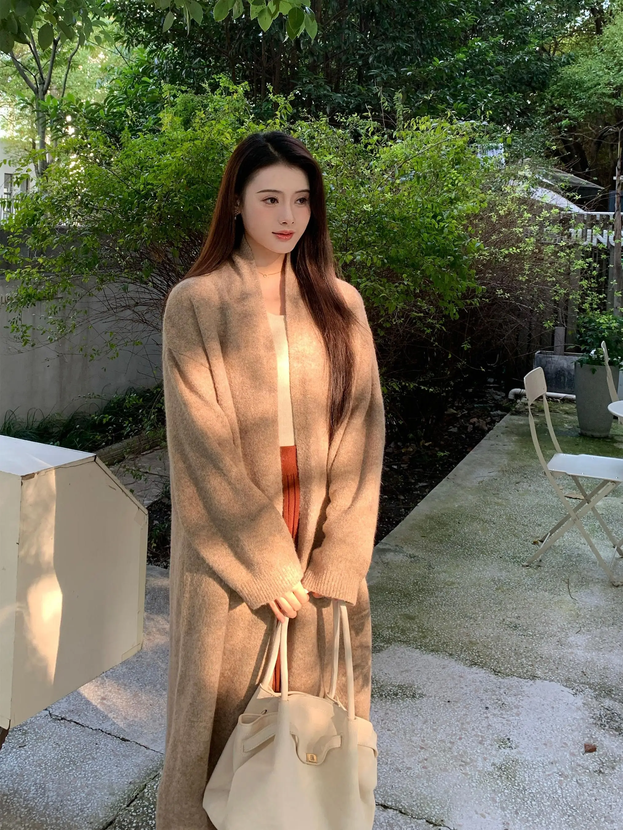 Вязаный кардиган крупной вязки цвета кэмел от Zhao Youzhen: комфортный, высококачественный, универсальный, для осени и зимы
Вязаный кардиган крупной вязки цвета кэмел от Zhao Youzhen: комфортный, высококачественный, универсальный, для осени и зимы