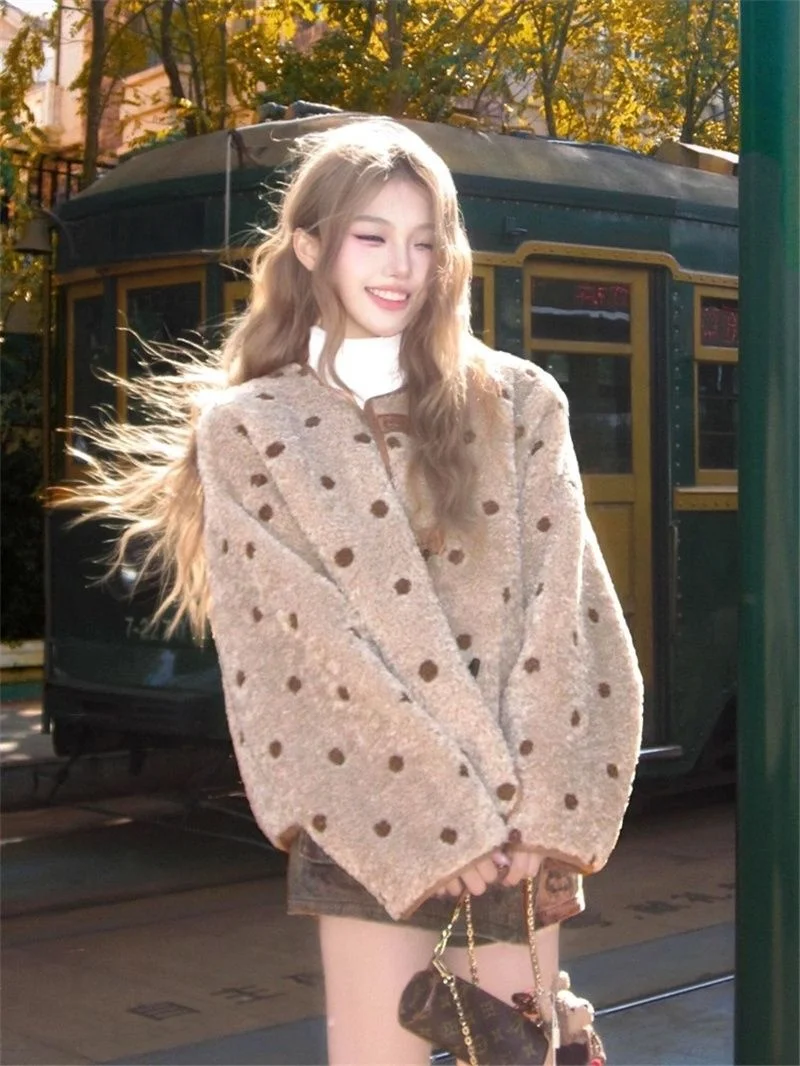 Korean Style Double-Sided Wear Thickened Lamb Fur Jacket Women's Winter Warm Short Coat Suede Polka Dot Cotton Outerwear
Korean Style Double-Sided Wear Thickened Lamb Fur Jacket Women's Winter Warm Short Coat Suede Polka Dot Cotton Outerwear