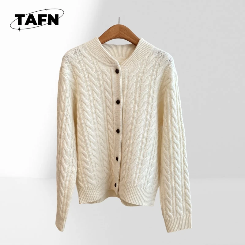 Premium Cashmere Cardigan – Retro Chic and Cozy for Casual Occasions Classic Design with Modern Comfort for 2025 AK1111
Premium Cashmere Cardigan – Retro Chic and Cozy for Casual Occasions Classic Design with Modern Comfort for 2025 AK1111