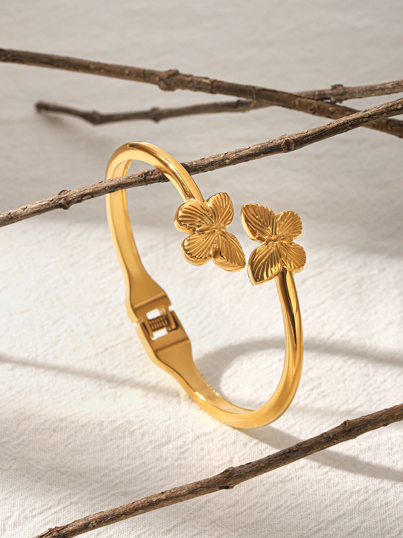 18K Gold Plated Butterfly Open Bangle Stainless Steel Women Waterproof Tarnish Free Hypoallergenic Minimalist Daily Office Wear
18K Gold Plated Butterfly Open Bangle Stainless Steel Women Waterproof Tarnish Free Hypoallergenic Minimalist Daily Office Wear