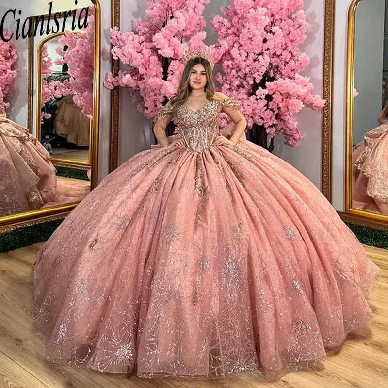 Индивидуальные платья Quinceanera из розового золота по индивидуальному заказу 2025 с бантом и открытыми плечами, бальное платье с аппликациями, кристаллами и бусинами, милое платье 16
Индивидуальные платья Quinceanera из розового золота по индивидуальному заказу 2025 с бантом и открытыми плечами, бальное платье с аппликациями, кристаллами и бусинами, милое платье 16