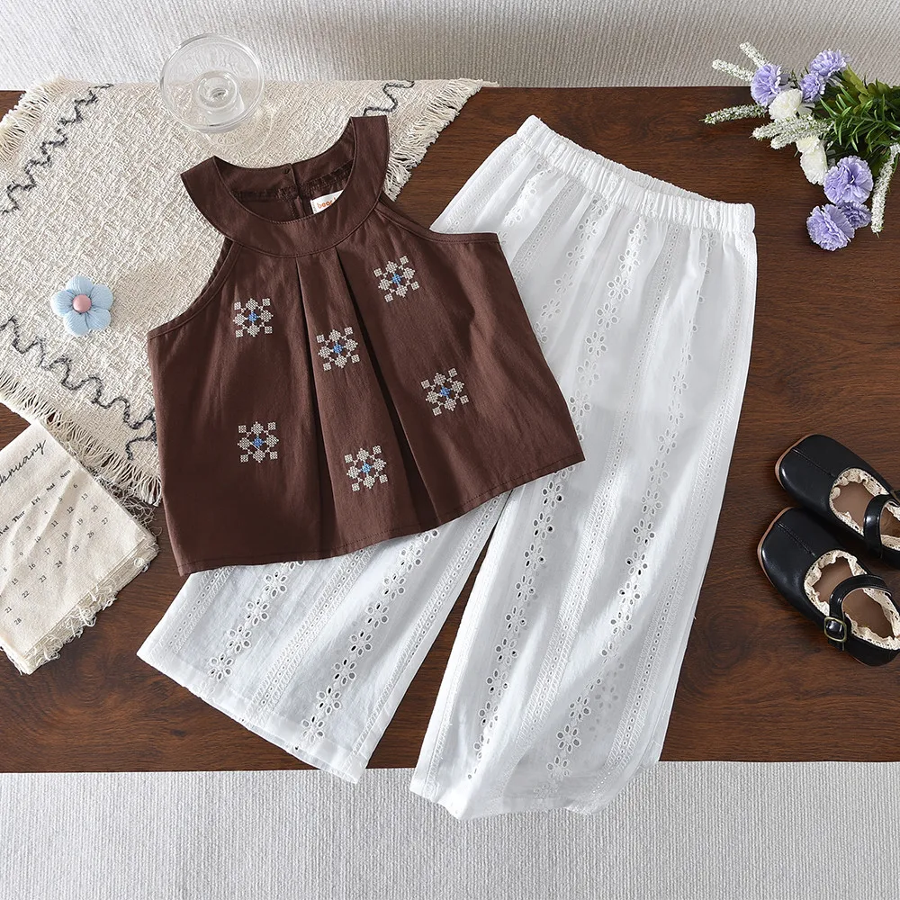 Summer New Casual Cute Little Girl's Clothing Set for Children Aged 3-7 Brown Flower Sleeveless Top + White Hollowed Out Pants
Summer New Casual Cute Little Girl's Clothing Set for Children Aged 3-7 Brown Flower Sleeveless Top + White Hollowed Out Pants
