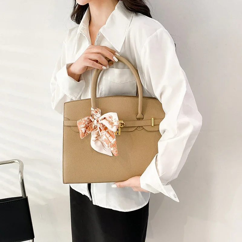 Luxury Brand Crossbody Bag For Women, Genuine Leather Handbag With Chain Detail, Famous Designer Shoulder Bag 
Luxury Brand Crossbody Bag For Women, Genuine Leather Handbag With Chain Detail, Famous Designer Shoulder Bag