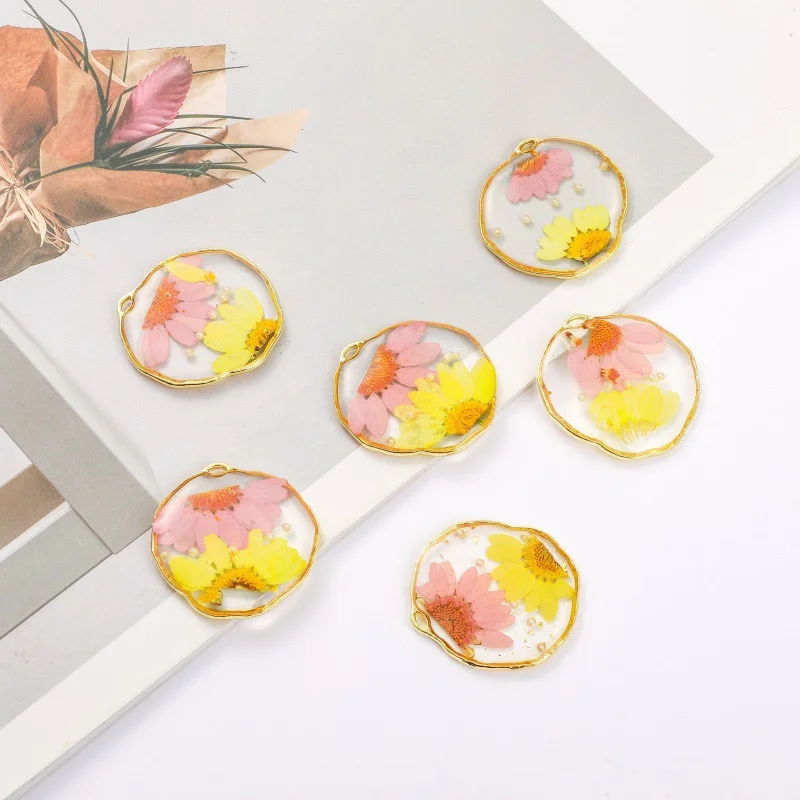 Wholesale 20pcs/lot Naturally dried daisy flowers core geometry irregular rounds shape charms diy jewelry garment accessory
Wholesale 20pcs/lot Naturally dried daisy flowers core geometry irregular rounds shape charms diy jewelry garment accessory