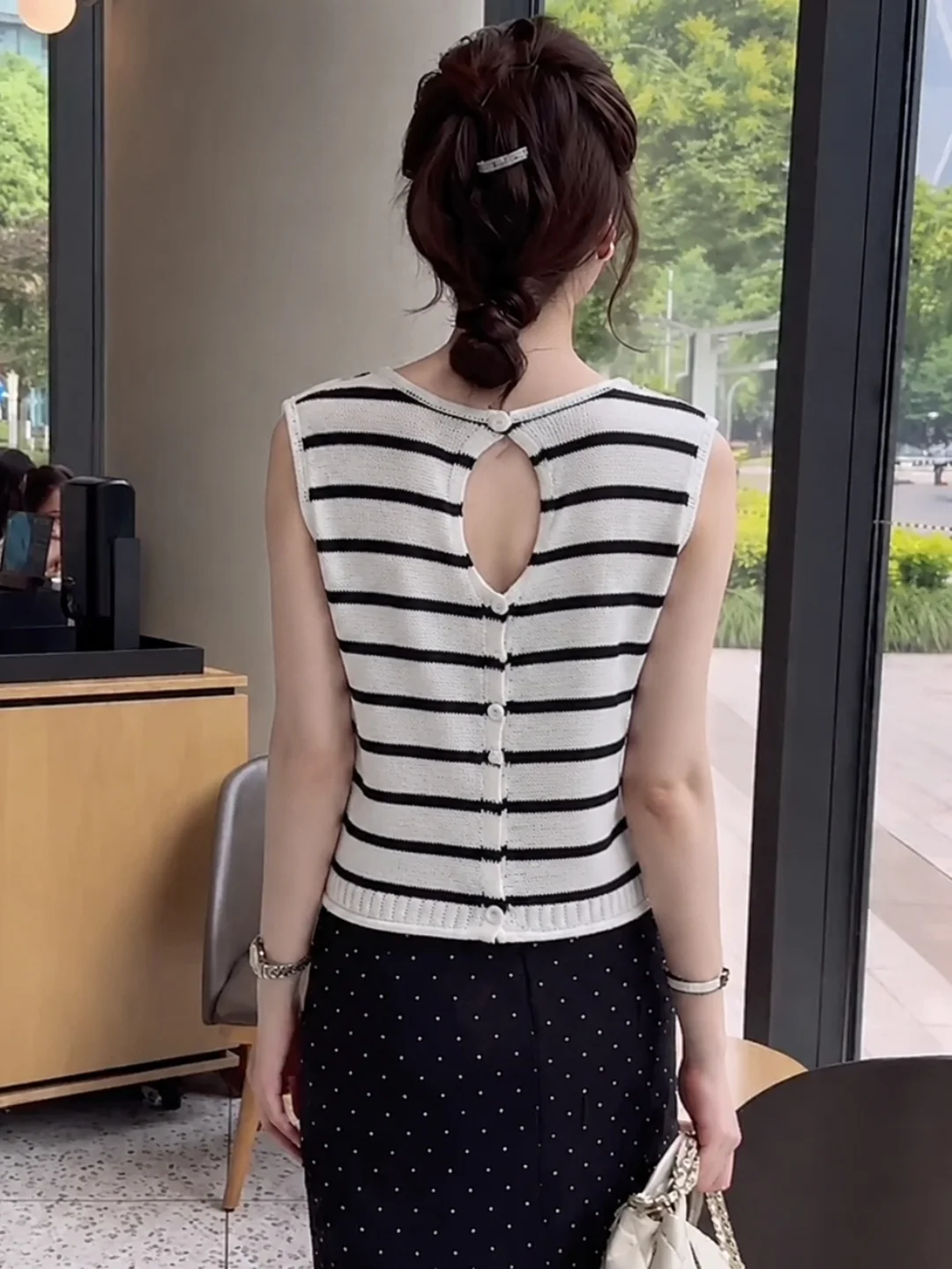 Korean Style Casual Hollow out Striped Sleeveless Knitted Vest Soft Summer Top for Women Comfortable Breathable round Neck
Korean Style Casual Hollow out Striped Sleeveless Knitted Vest Soft Summer Top for Women Comfortable Breathable round Neck