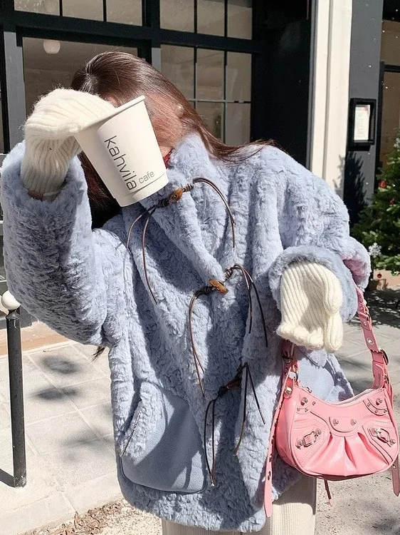 Blue Fluffy Lamb Fur Lined Thiened Cotton Jaet Women's Winter Warm Coat Inteated Leather And Fur Super Beautiful
Blue Fluffy Lamb Fur Lined Thiened Cotton Jaet Women's Winter Warm Coat Inteated Leather And Fur Super Beautiful