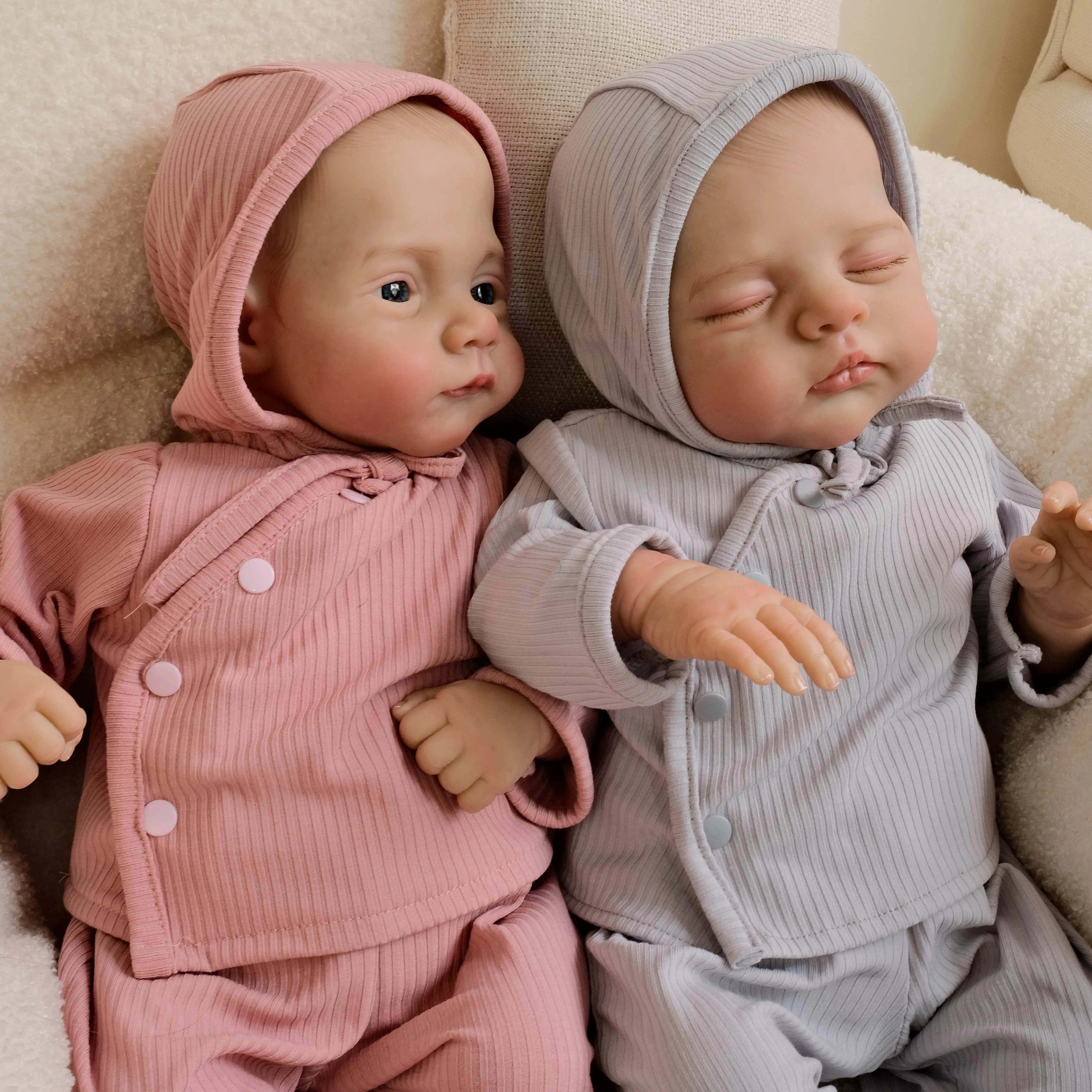 18-дюймовая кукла Irys and Lily с мягким хлопковым корпусом, реалистичная кукла реборн, многослойная живопись 3D-кожа с видимыми венами, ручная роспись волос
18-дюймовая кукла Irys and Lily с мягким хлопковым корпусом, реалистичная кукла реборн, многослойная живопись 3D-кожа с видимыми венами, ручная роспись волос