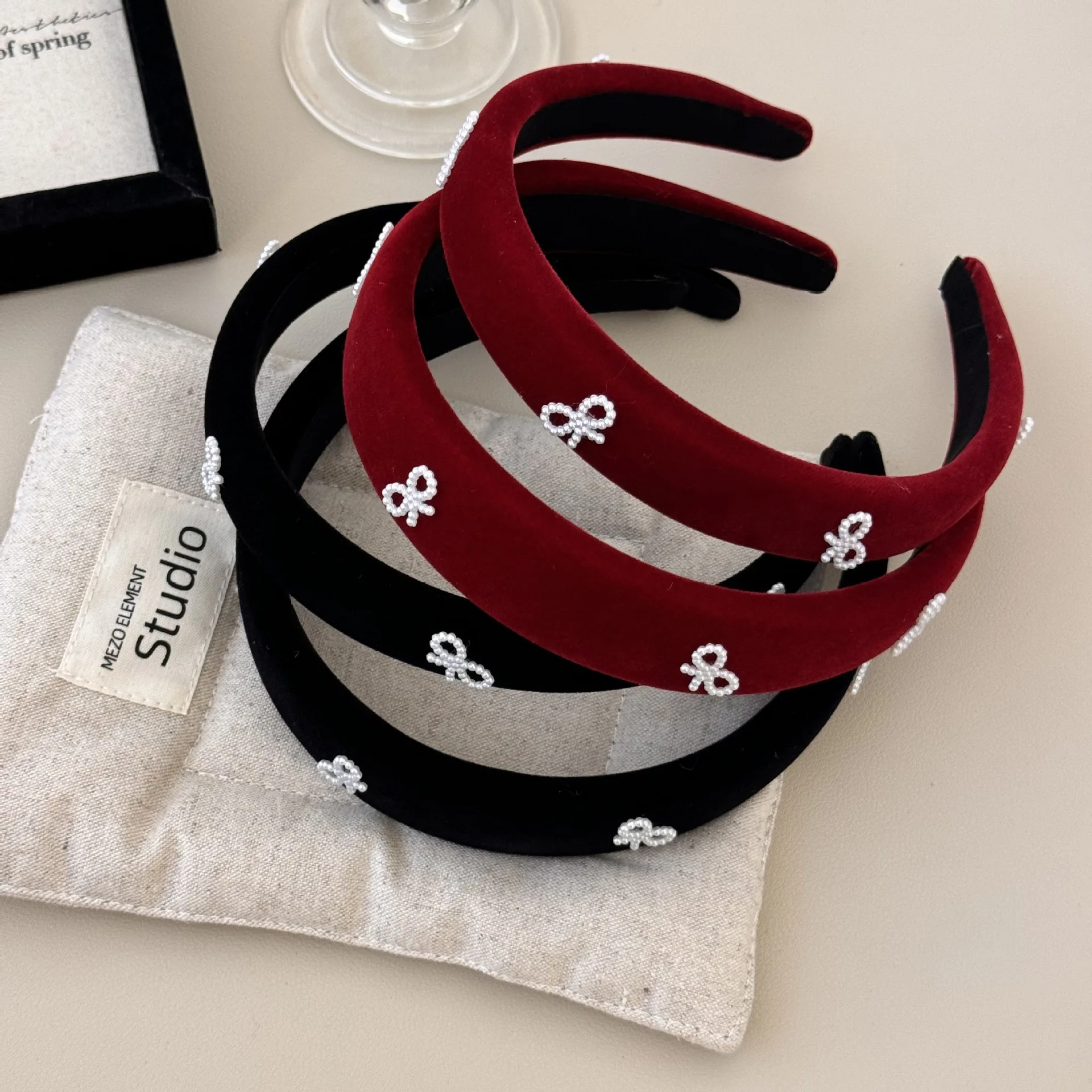 Новая корейская повязка на голову с жемчужным бантом для женщин и девочек, винтажная элегантная однотонная тканевая повязка для волос из губки, головной убор, аксессуары для волос 
Новая корейская повязка на голову с жемчужным бантом для женщин и девочек, винтажная элегантная однотонная тканевая повязка для волос из губки, головной убор, аксессуары для волос