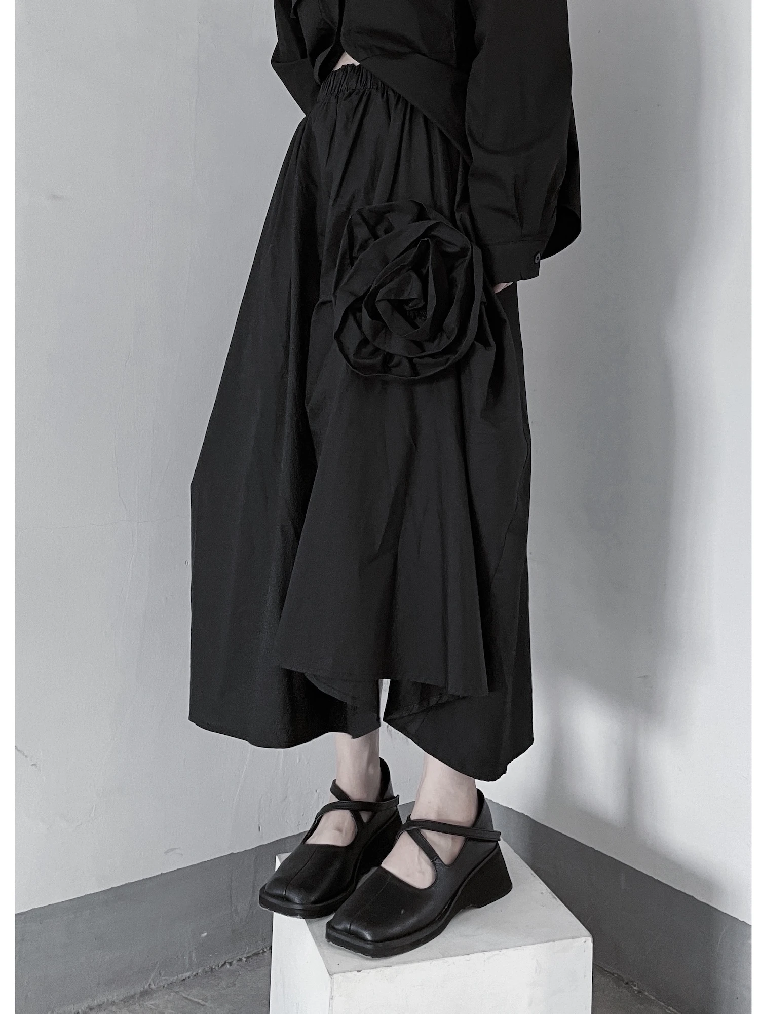 Юбка А-силуэта с высокой талией, асимметричная, с объемным цветочным декором 3D, Uma Wind Semi-Bla Dr, весна-лето, хлопок
Юбка А-силуэта с высокой талией, асимметричная, с объемным цветочным декором 3D, Uma Wind Semi-Bla Dr, весна-лето, хлопок