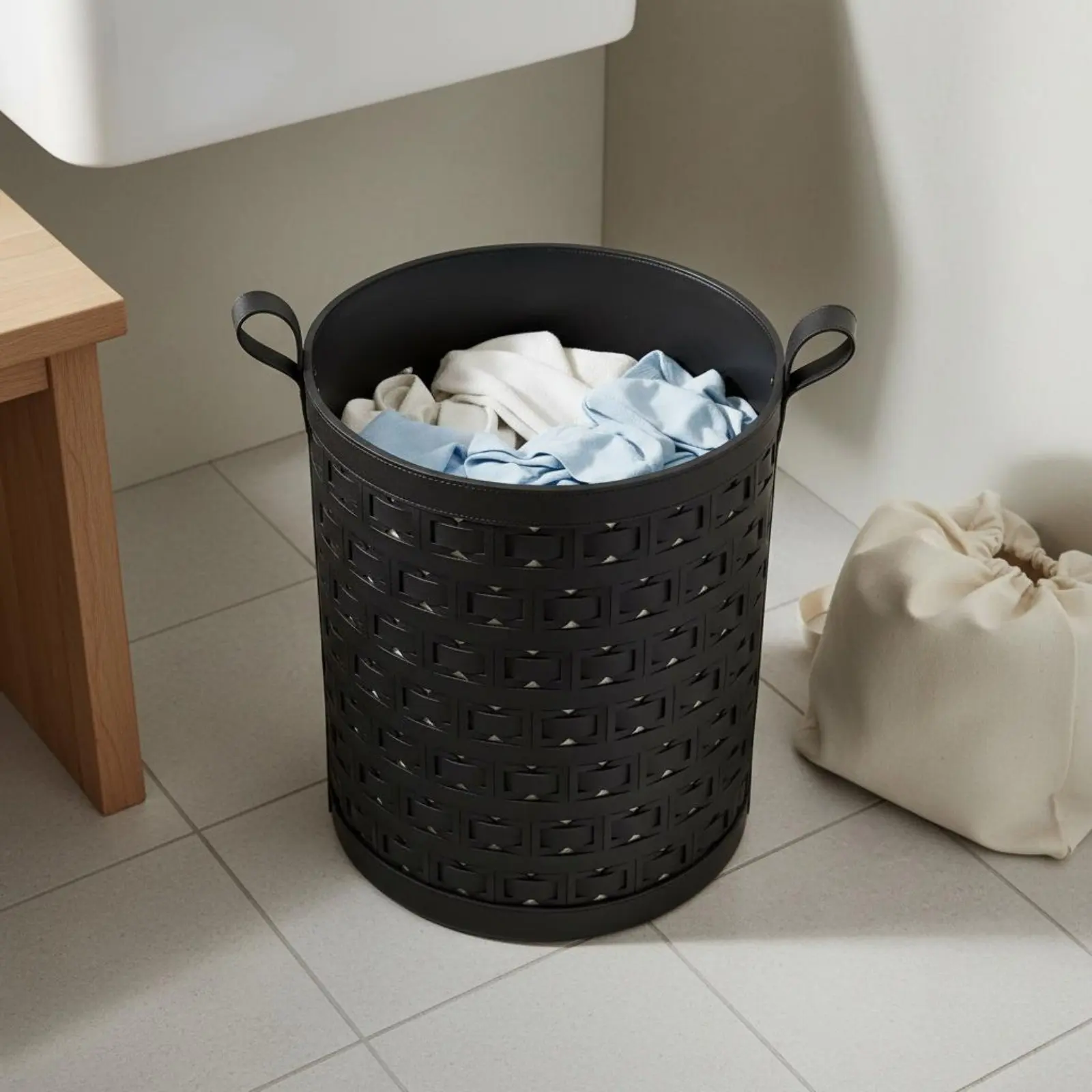 Leather Laundry Basket Soft Luxury Design Decorative Storage Tote Hollow-Ventilated Storage Bin Minimalist Design for Cloakroom
Leather Laundry Basket Soft Luxury Design Decorative Storage Tote Hollow-Ventilated Storage Bin Minimalist Design for Cloakroom