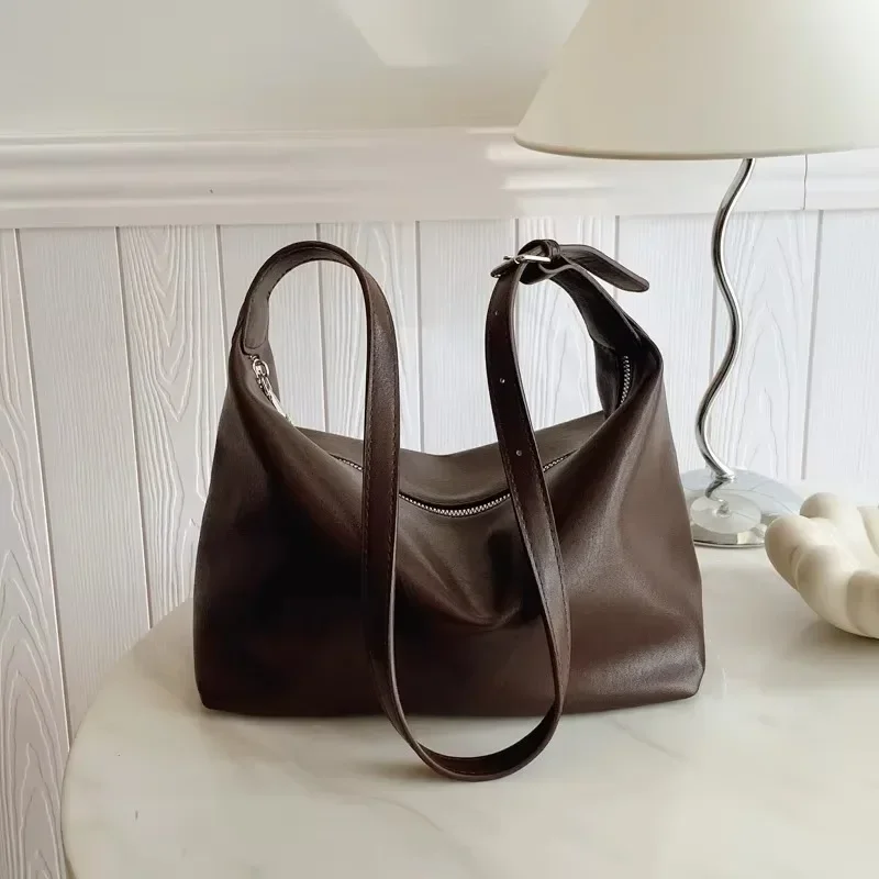 Solid Colors PU Zipper Large Capacity Shoulder Bags 2025 Hot Sale Commuting Sewing Thread Versatile Women's Crossbody Bags
Solid Colors PU Zipper Large Capacity Shoulder Bags 2025 Hot Sale Commuting Sewing Thread Versatile Women's Crossbody Bags