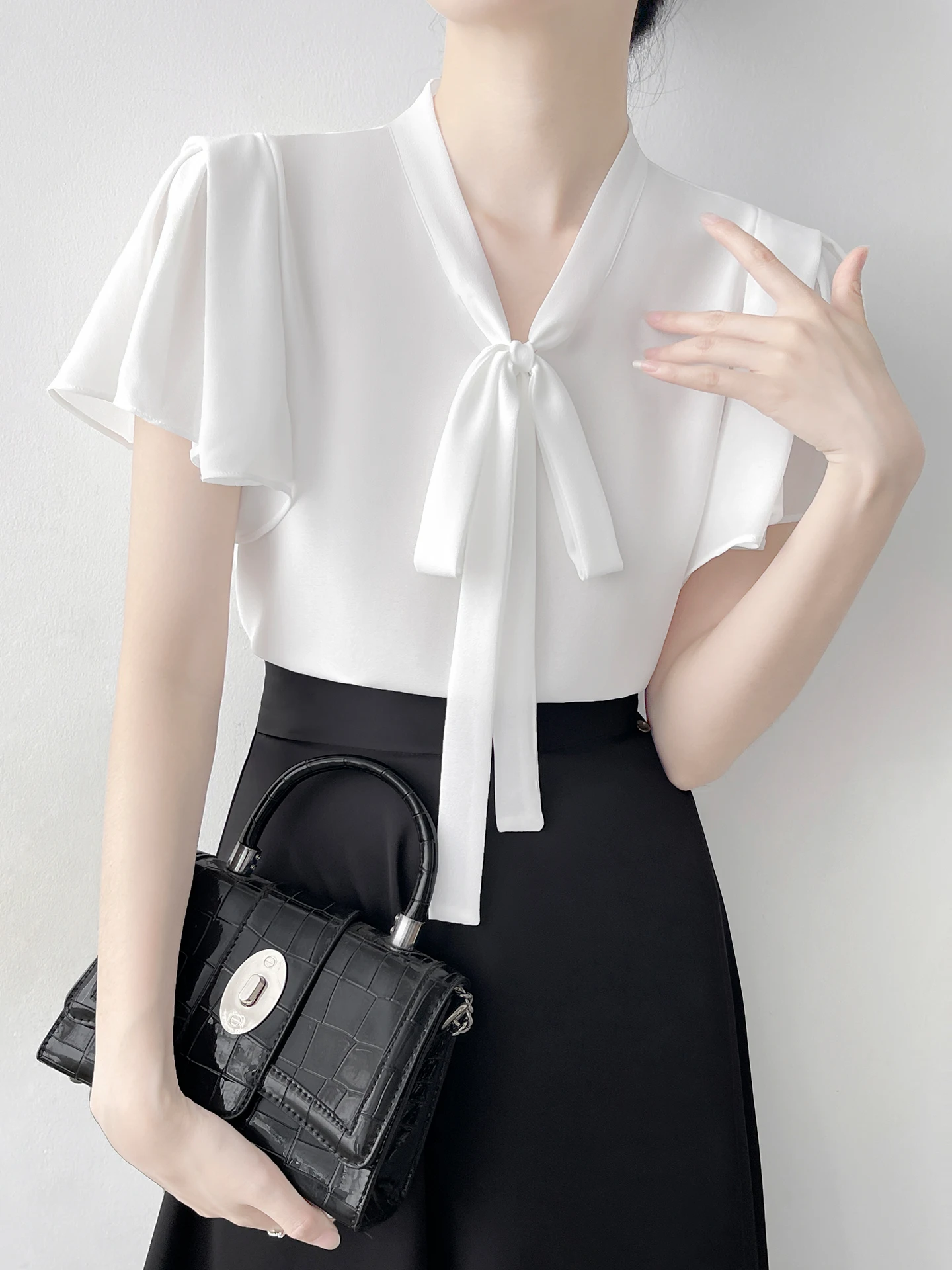 Корейская женская летняя новинка: шифоновый топ с V-образным вырезом и узлом, дышащий, свободного кроя, с коротким рукавом, из полиэфирного волокна
Корейская женская летняя новинка: шифоновый топ с V-образным вырезом и узлом, дышащий, свободного кроя, с коротким рукавом, из полиэфирного волокна