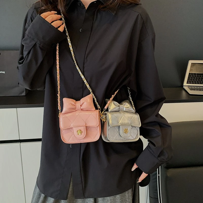Luxury Paris Fashion Vintage Handbag For Women With Crossbody Function Solid Color And Trendy Design
Luxury Paris Fashion Vintage Handbag For Women With Crossbody Function Solid Color And Trendy Design