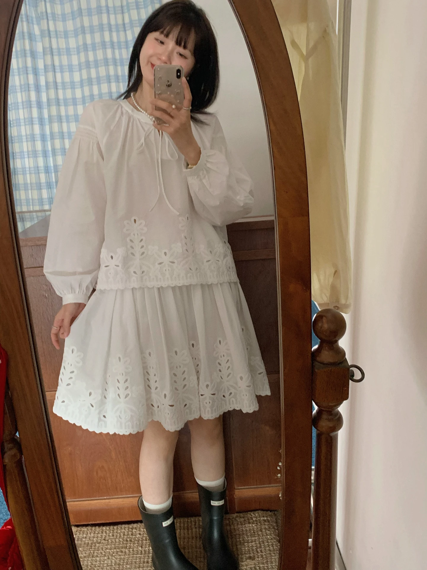 French Style Pure Cotton Embroidered High Waist A-Line Short Skirt Set with Bubble Sleeve Blouse Breathable Comfortable Women...
French Style Pure Cotton Embroidered High Waist A-Line Short Skirt Set with Bubble Sleeve Blouse Breathable Comfortable Women...