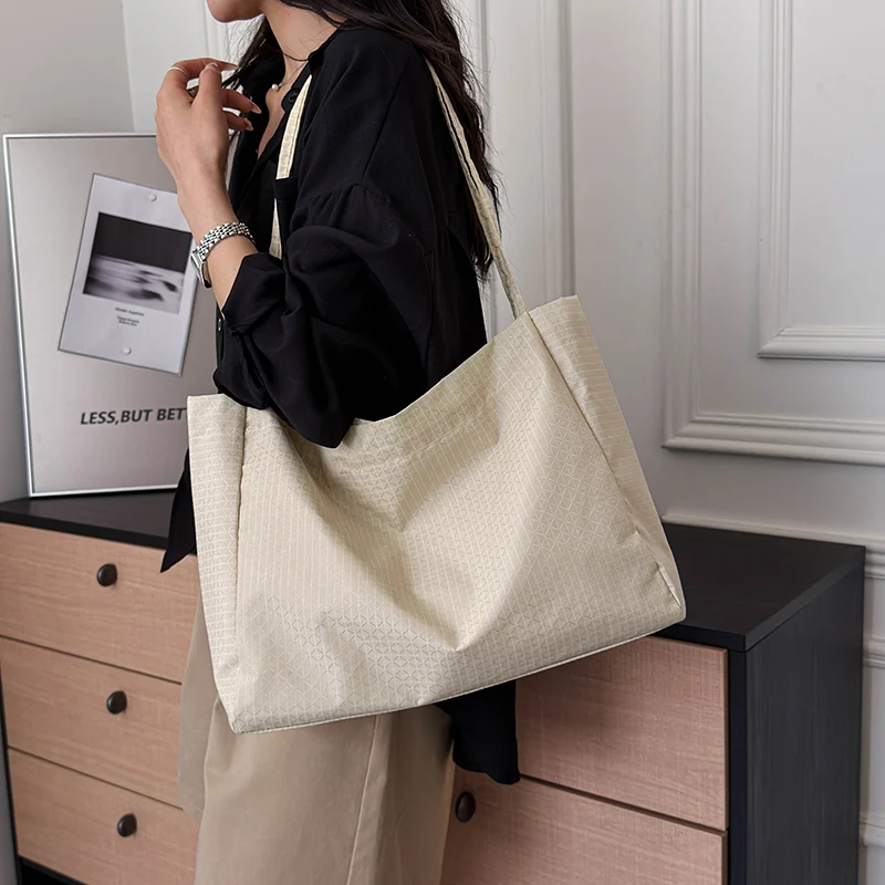 Fashion Solid Nylon Korean Style Plaid Tote Bag Hot Sale Lightweight Youth Handbag for Women Large Capacity Casual Shoulder Bags
Fashion Solid Nylon Korean Style Plaid Tote Bag Hot Sale Lightweight Youth Handbag for Women Large Capacity Casual Shoulder Bags