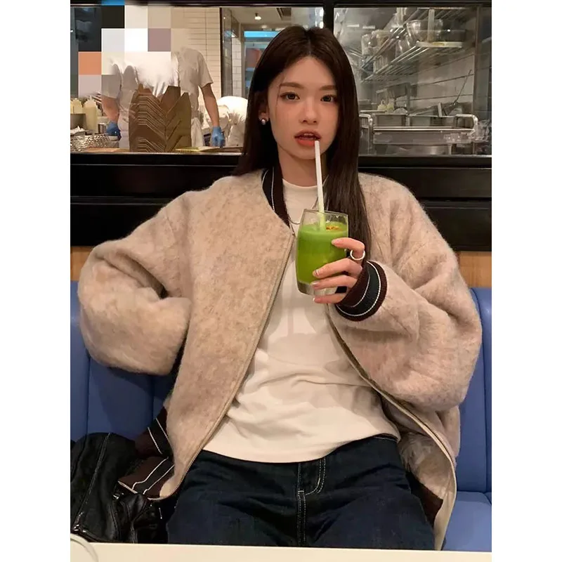 American Retro Women's Woolen Coat 2025 Autumn Winter New Female Padded Zipper Baseball Uniform Jacket Loose Blouse Overwear
American Retro Women's Woolen Coat 2025 Autumn Winter New Female Padded Zipper Baseball Uniform Jacket Loose Blouse Overwear