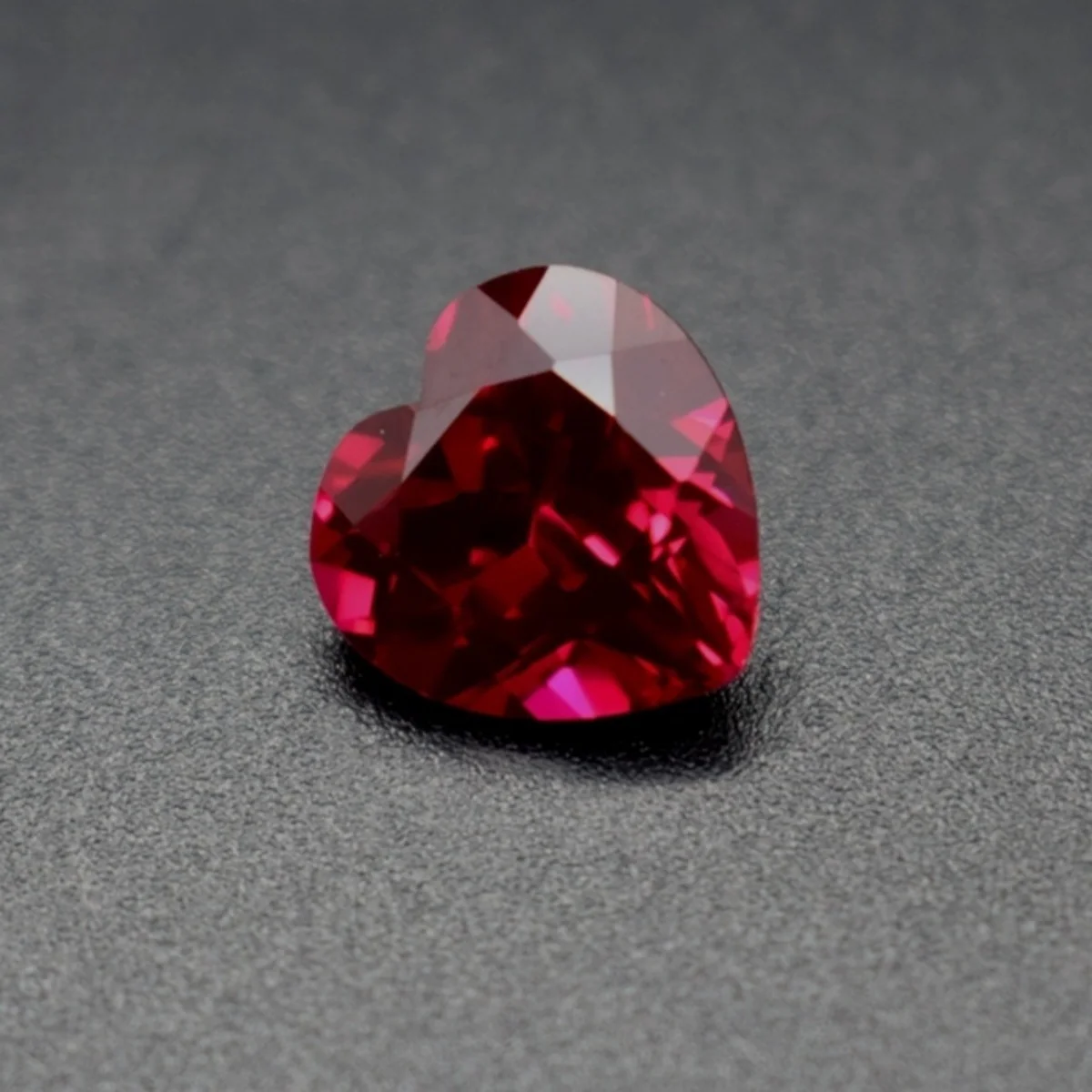 Граненый яркий красный рубин в форме сердца, несколько размеров на выбор
Граненый яркий красный рубин в форме сердца, несколько размеров на выбор