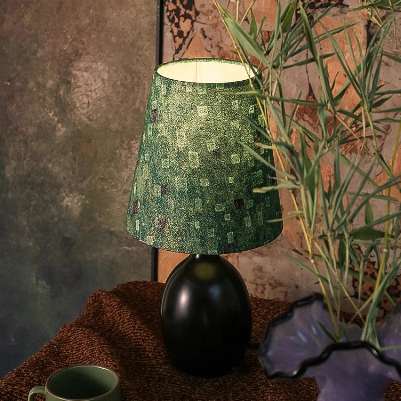 Treasure photo Klimt, American retro bedroom bedside wild green plaid cloth cover texture Nanyang decorative desk lamp
Treasure photo Klimt, American retro bedroom bedside wild green plaid cloth cover texture Nanyang decorative desk lamp