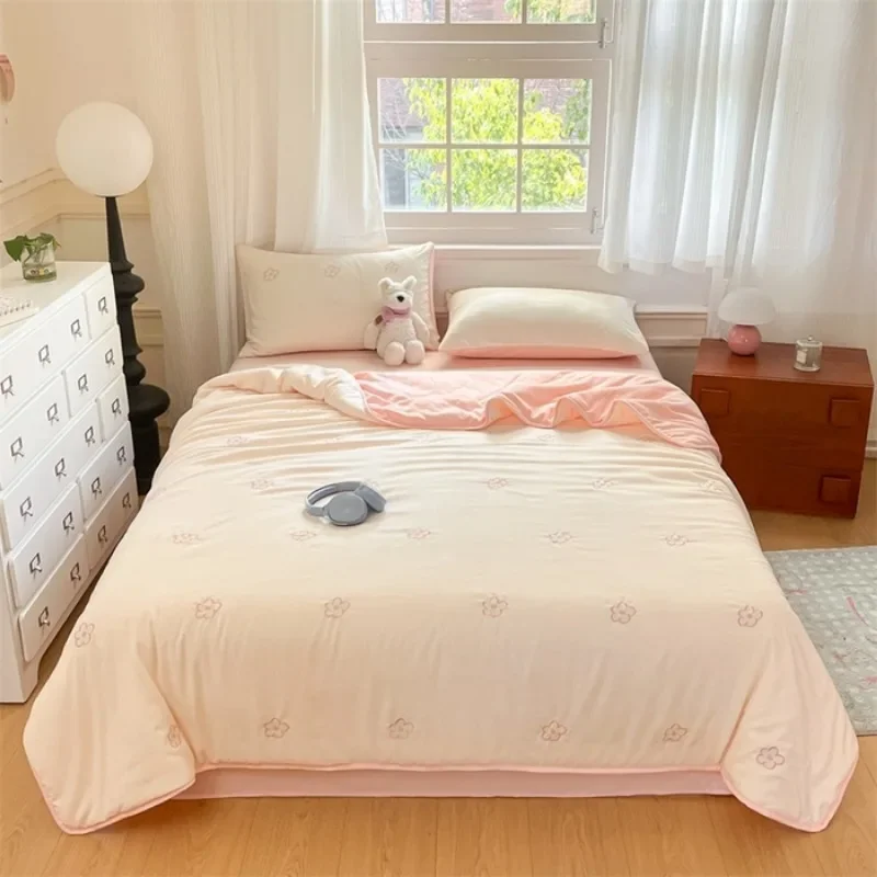 Summer washed cotton embroidery summer cool quilt small fresh pink summer quilt dormitory single thin quilt machine washable
Summer washed cotton embroidery summer cool quilt small fresh pink summer quilt dormitory single thin quilt machine washable