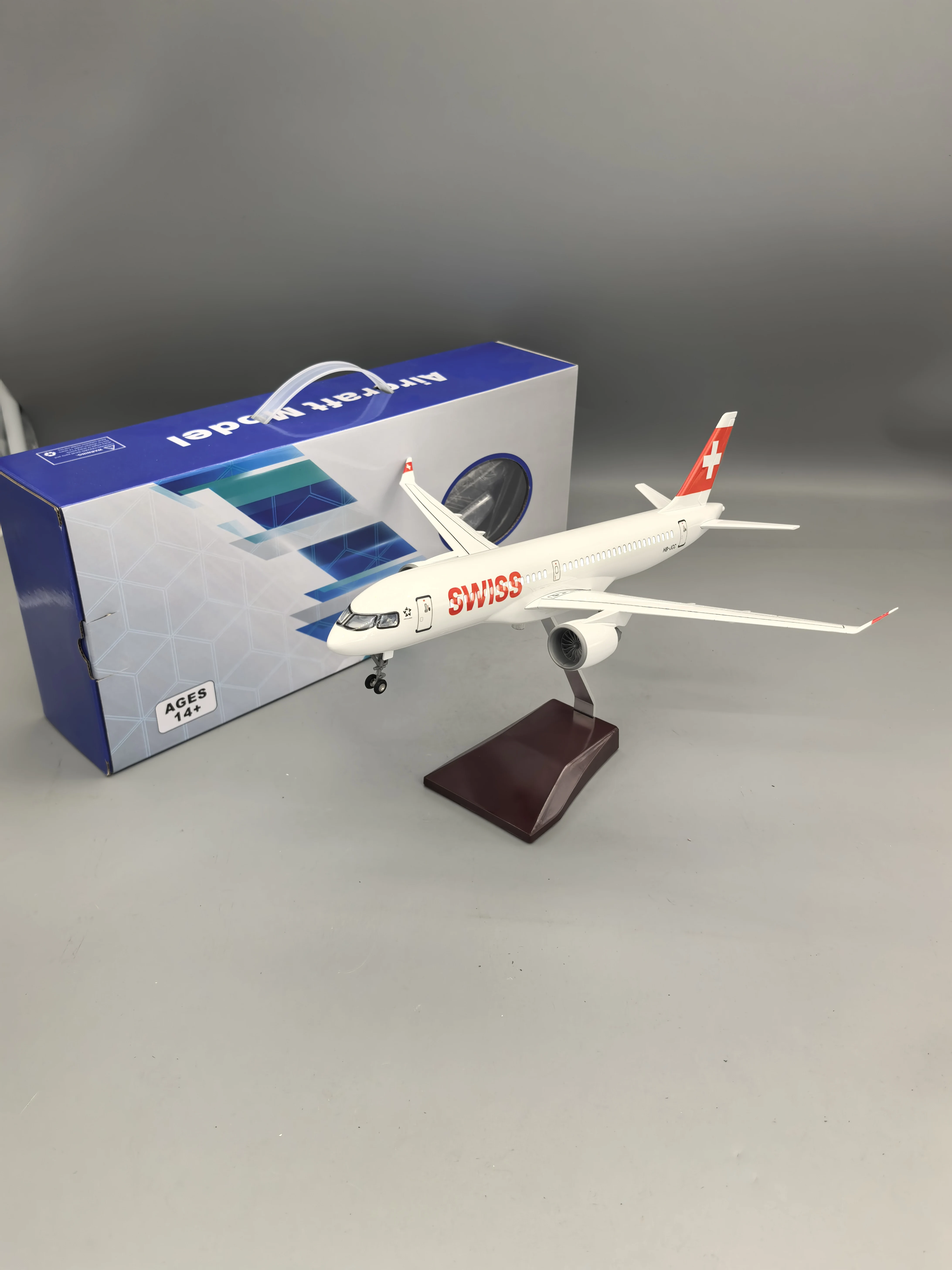 38CM Swiss Airways A220-300 Model Plane Resin Die-cast Airplanes W Light and Wheels miniature airplane Collectible Display
38CM Swiss Airways A220-300 Model Plane Resin Die-cast Airplanes W Light and Wheels miniature airplane Collectible Display