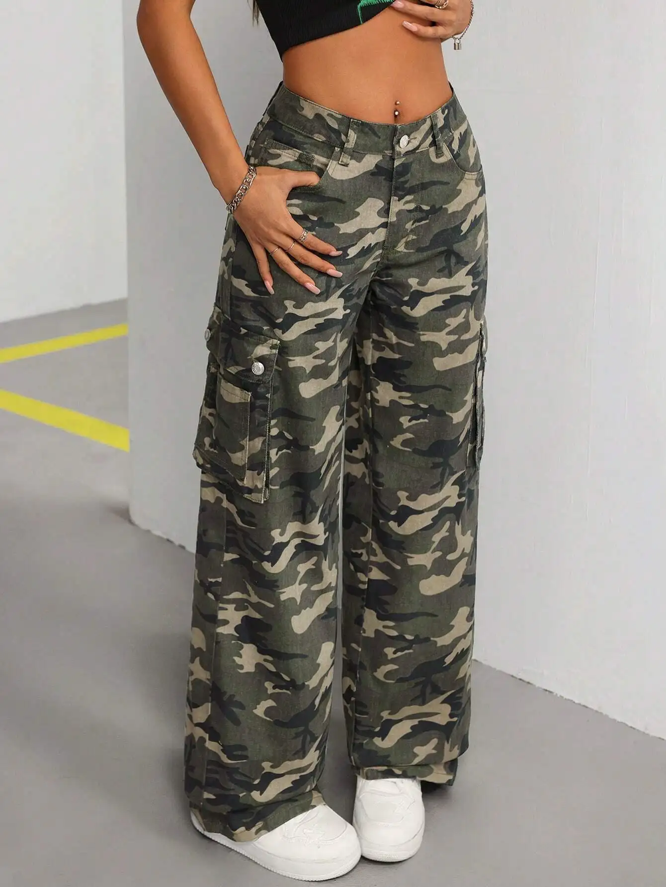 Женские свободные камуфляжные брюки-карго с широкими штанинами и множеством карманов
Женские свободные камуфляжные брюки-карго с широкими штанинами и множеством карманов