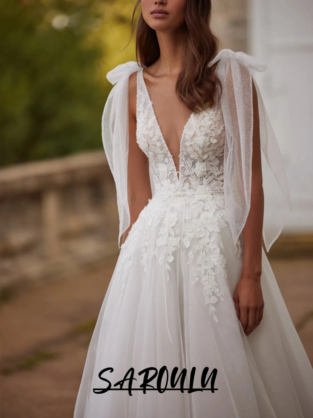 Fairy Ethereal Tulle Wedding Dress Sexy Plunge Neckline A Line Bride Wear Dainty Appliques Customized Bridal Gown With Slit
Fairy Ethereal Tulle Wedding Dress Sexy Plunge Neckline A Line Bride Wear Dainty Appliques Customized Bridal Gown With Slit